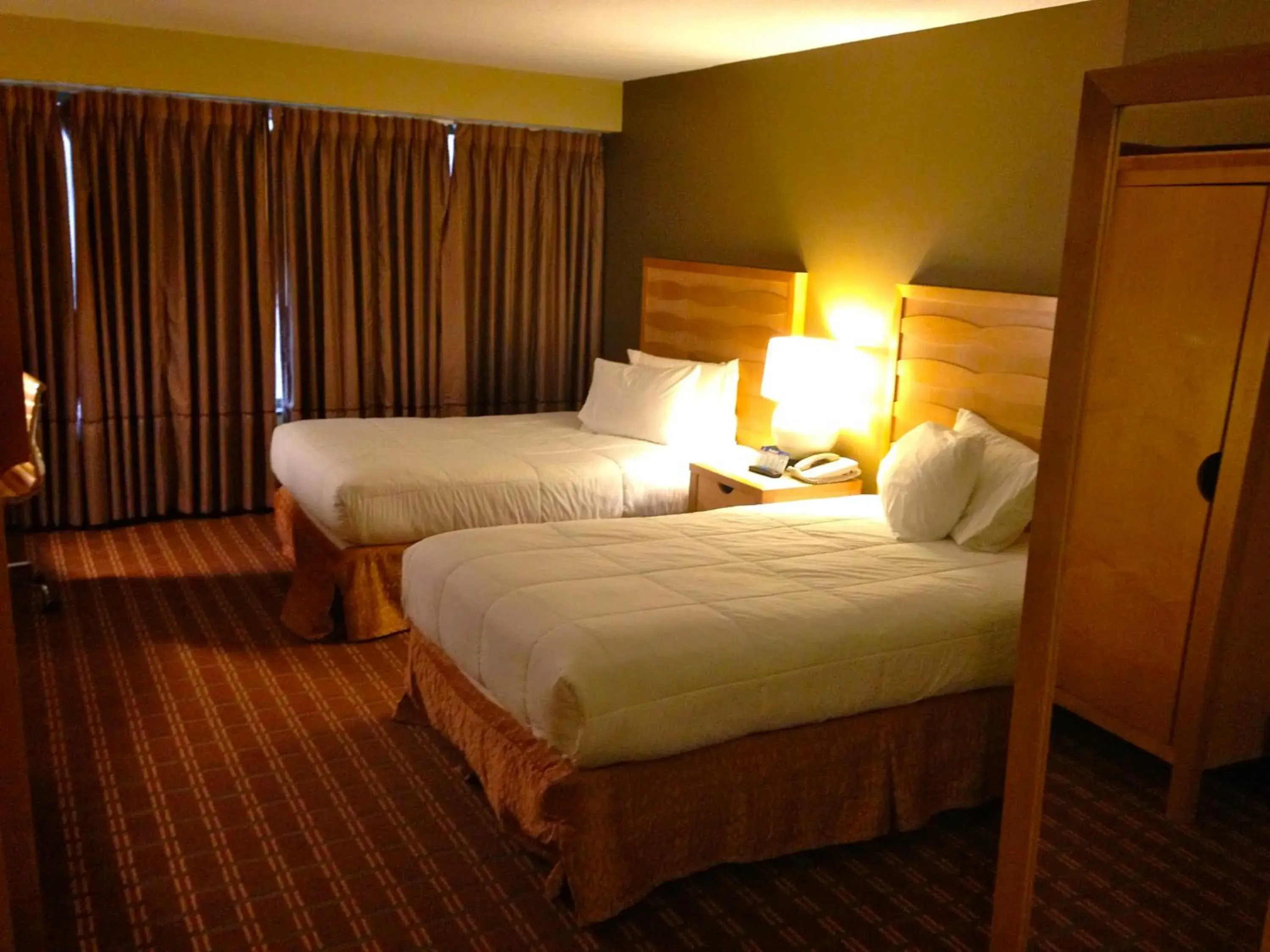 Bed in The Avalon Hotel and Conference Center