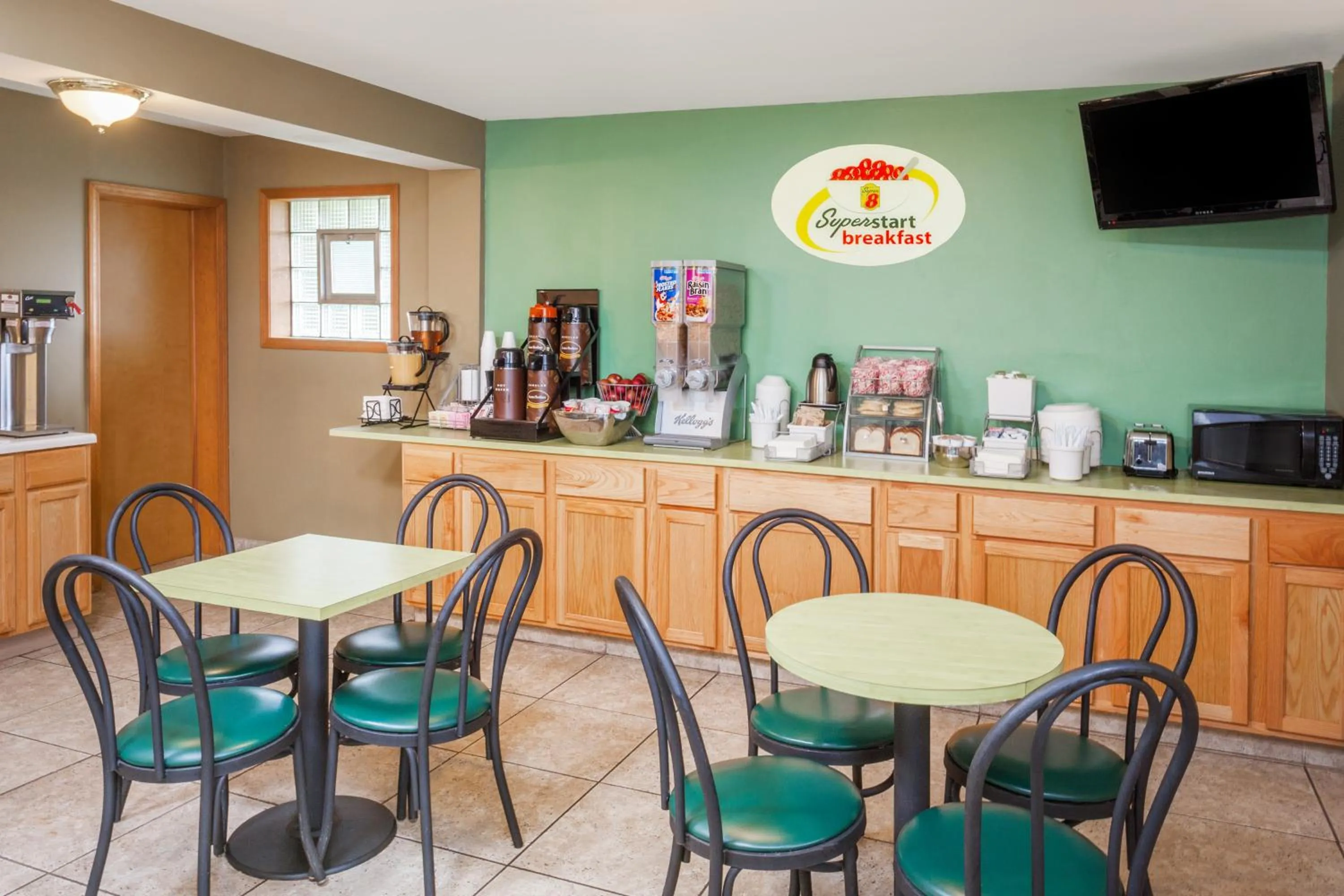 Food and drinks in Super 8 by Wyndham Stevensville St Joseph