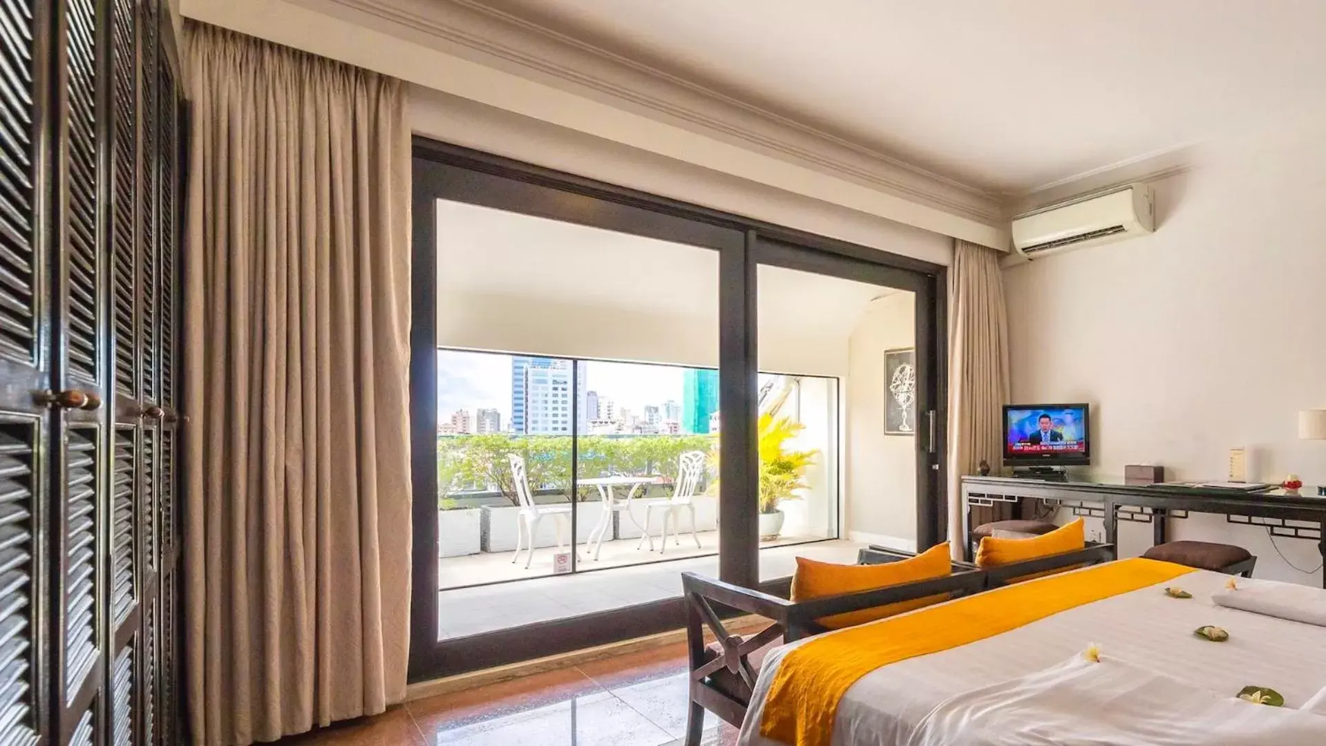 Garden, Bed in White Mansion 白色公馆 Garden, Bed in White Mansion 白色公馆