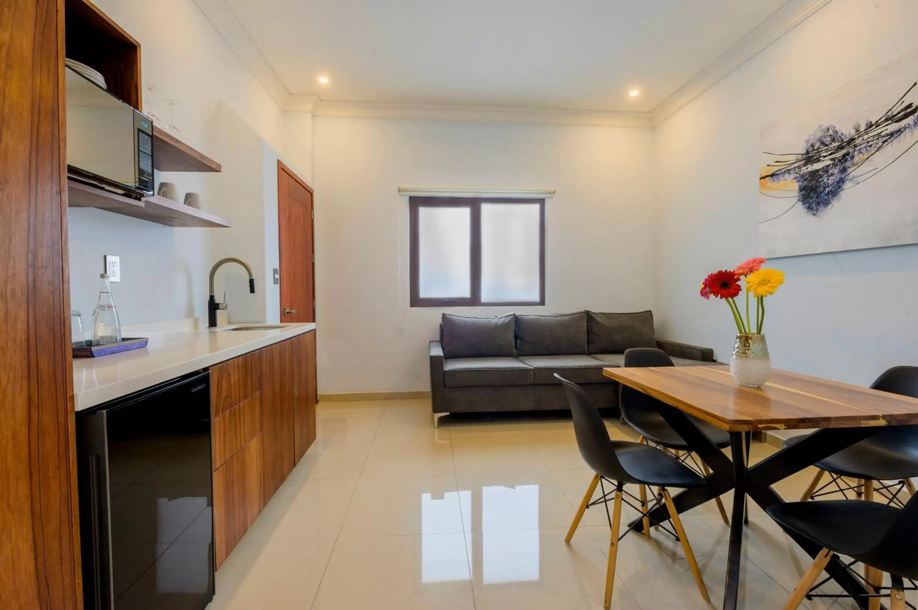 Living room, Kitchen/Kitchenette in Suites de La Parra