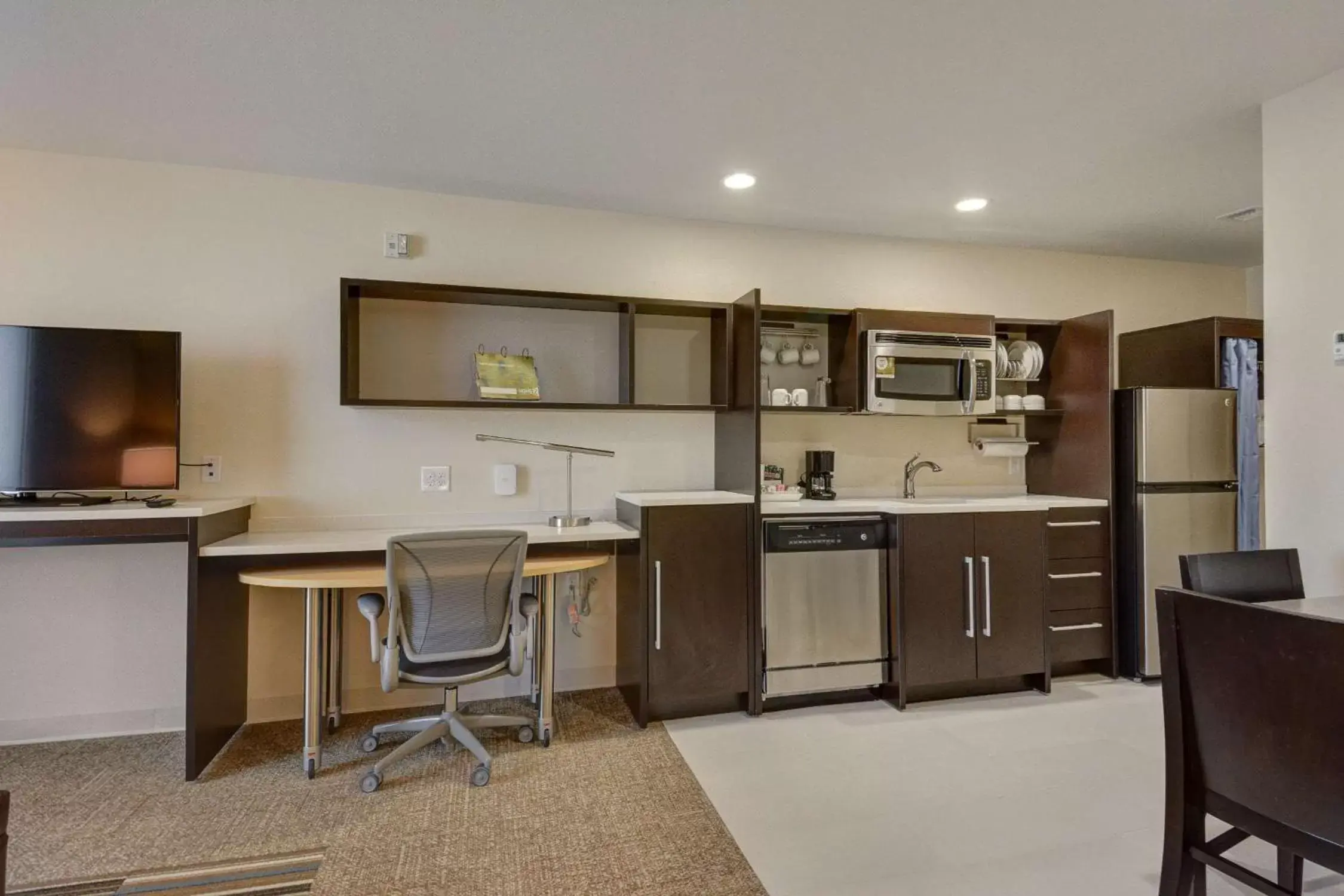 Kitchen or kitchenette, Kitchen/Kitchenette in Home2 Suites by Hilton Irving/DFW Airport North