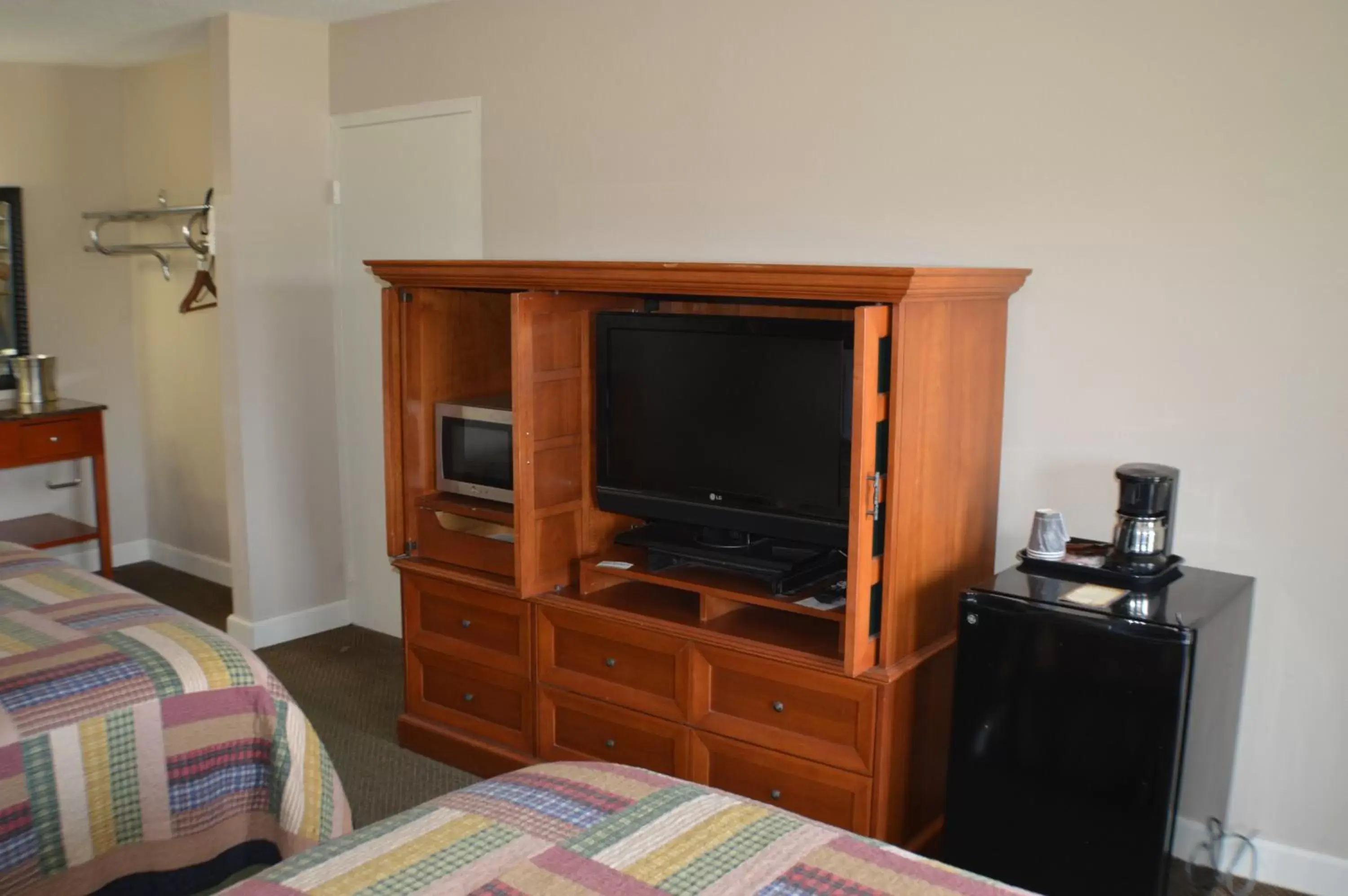 Bedroom, TV/Entertainment Center in The Lodge at Russell - Russell Inn