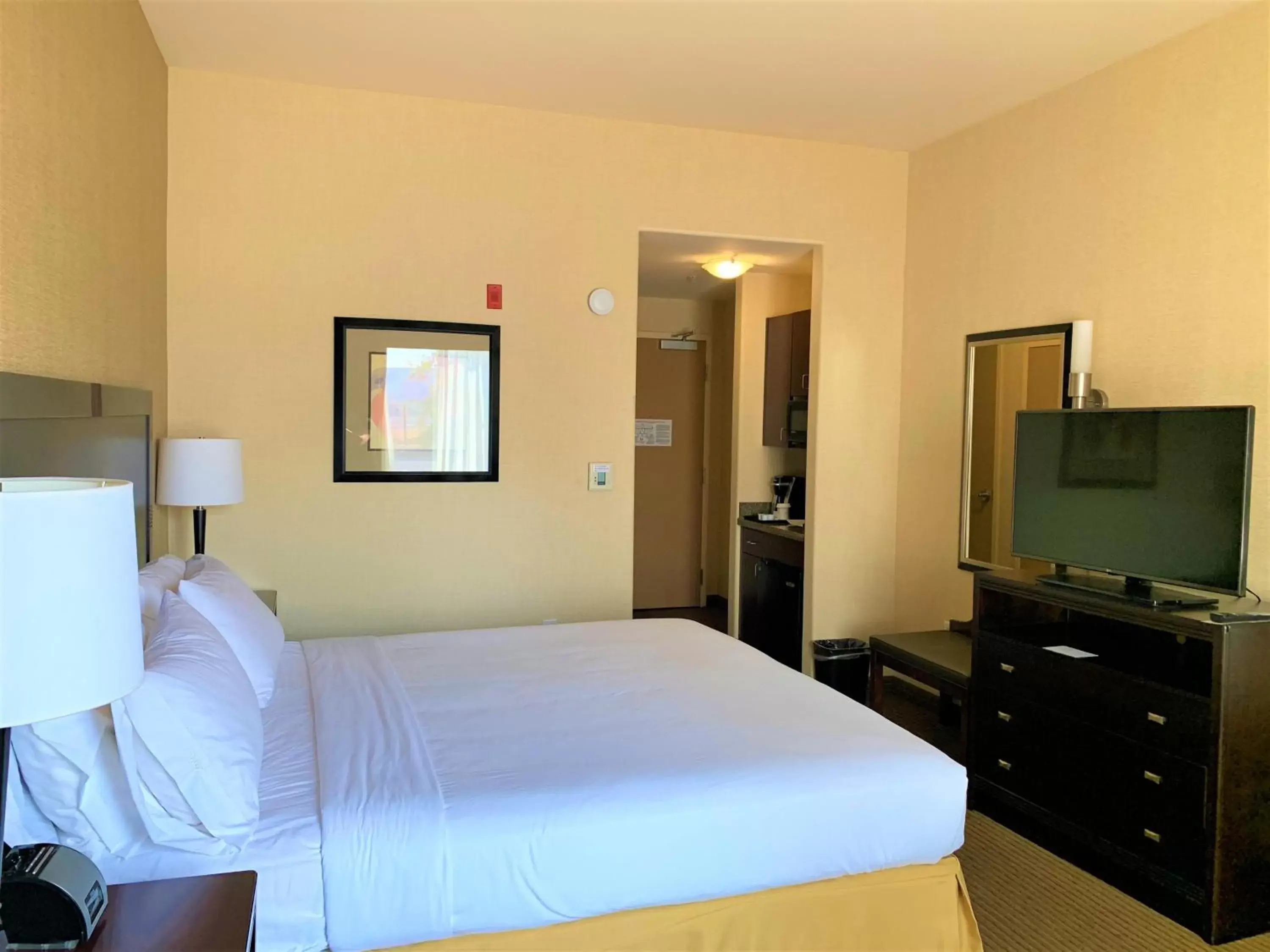 Photo of the whole room, Bed in Holiday Inn Express Fresno Northwest - Herndon, an IHG Hotel