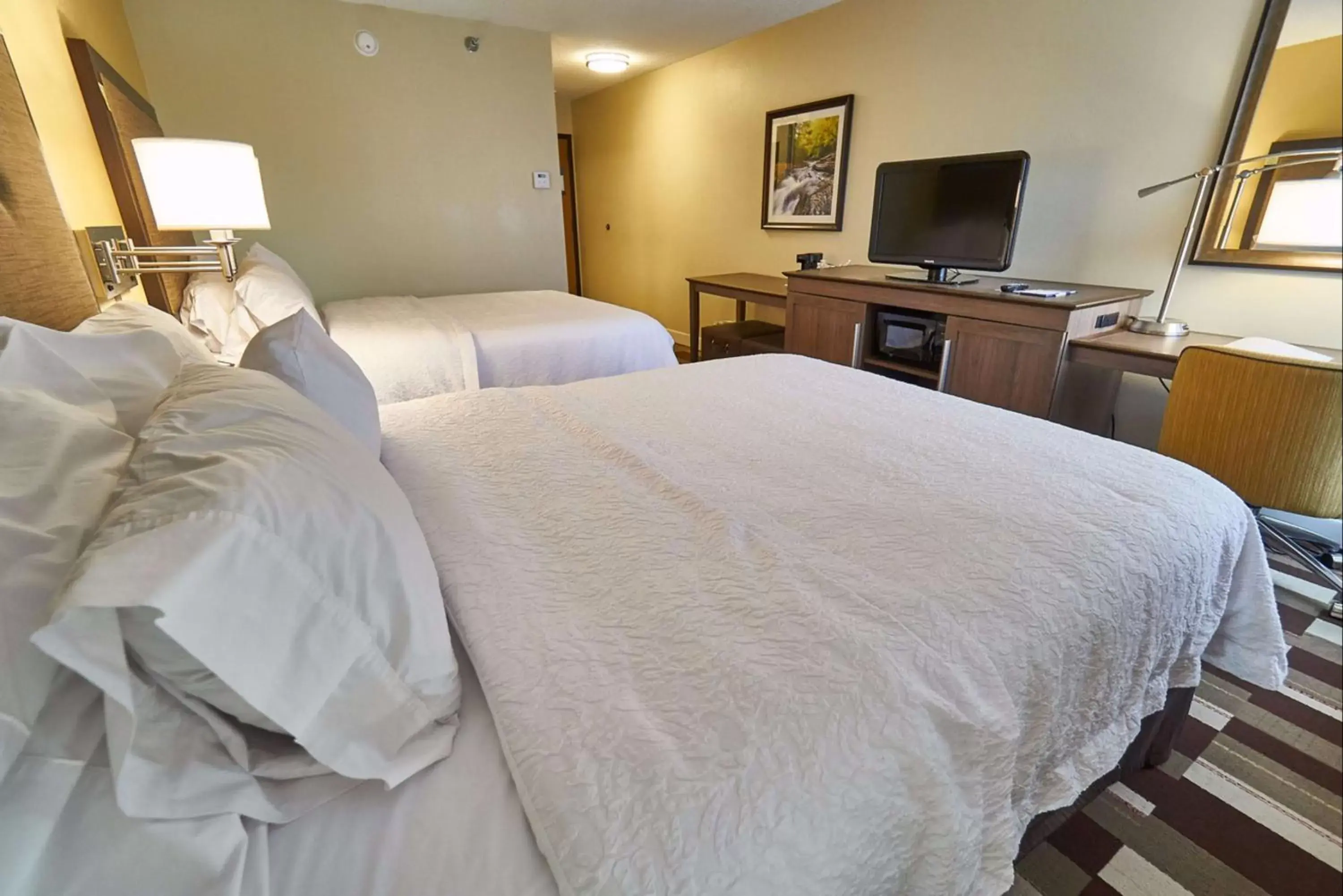 Bedroom, Bed in Hampton Inn Uniontown