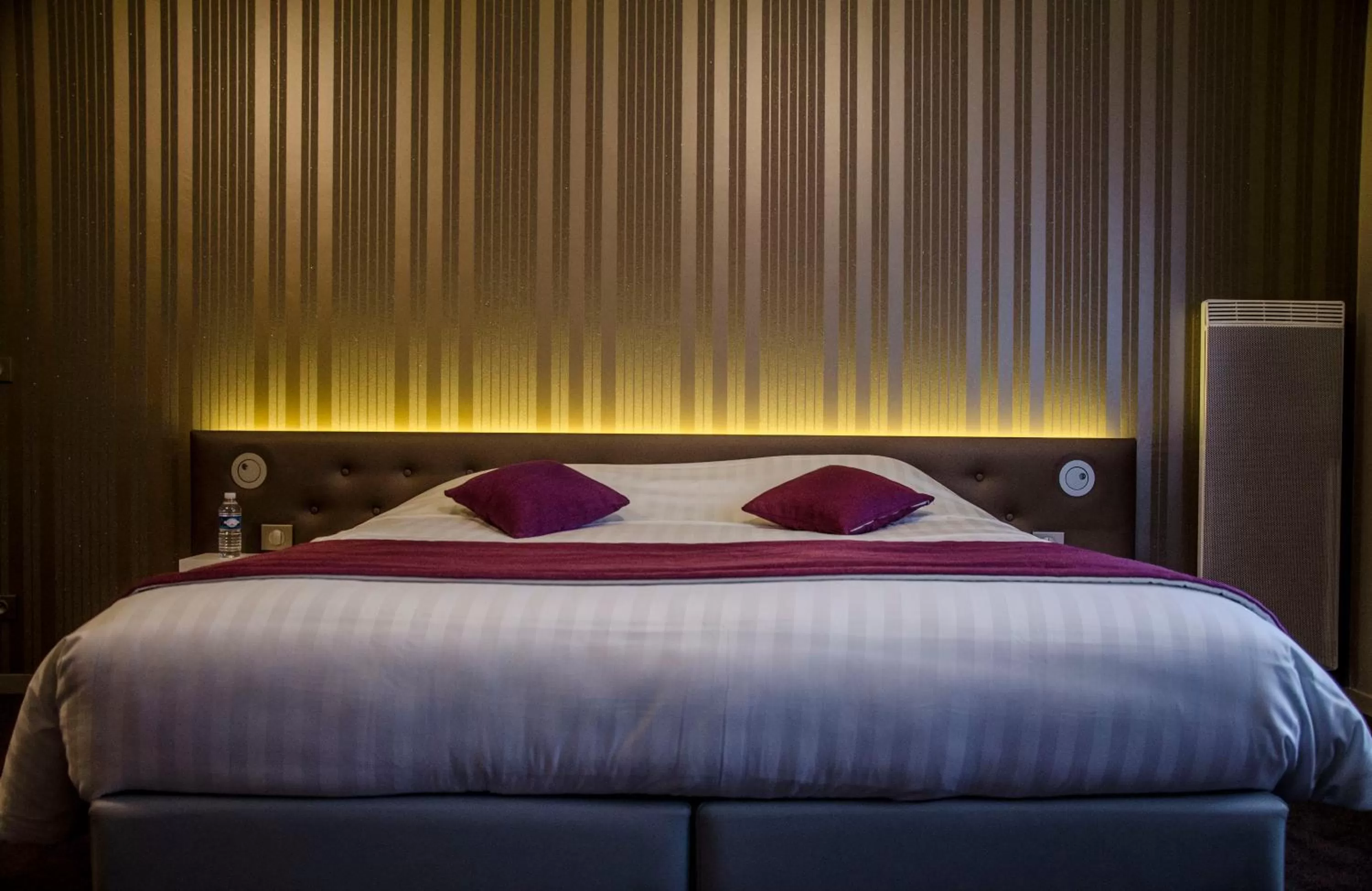 Photo of the whole room, Bed in The Originals City, Hôtel Les Caps, Saint-Brieuc Est