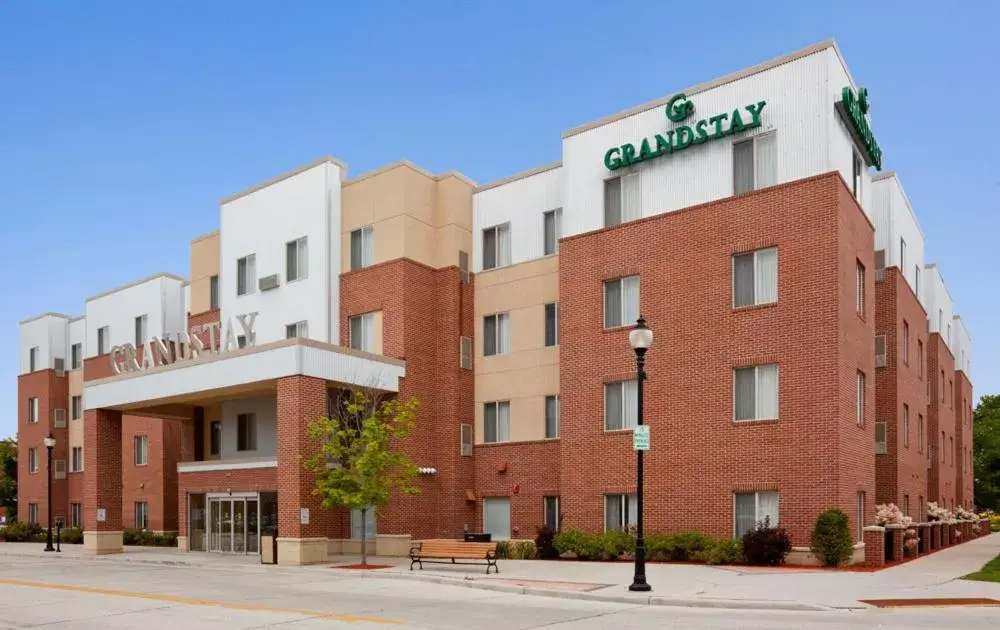 Property Building in GrandStay Hotel & Suites Downtown Sheboygan