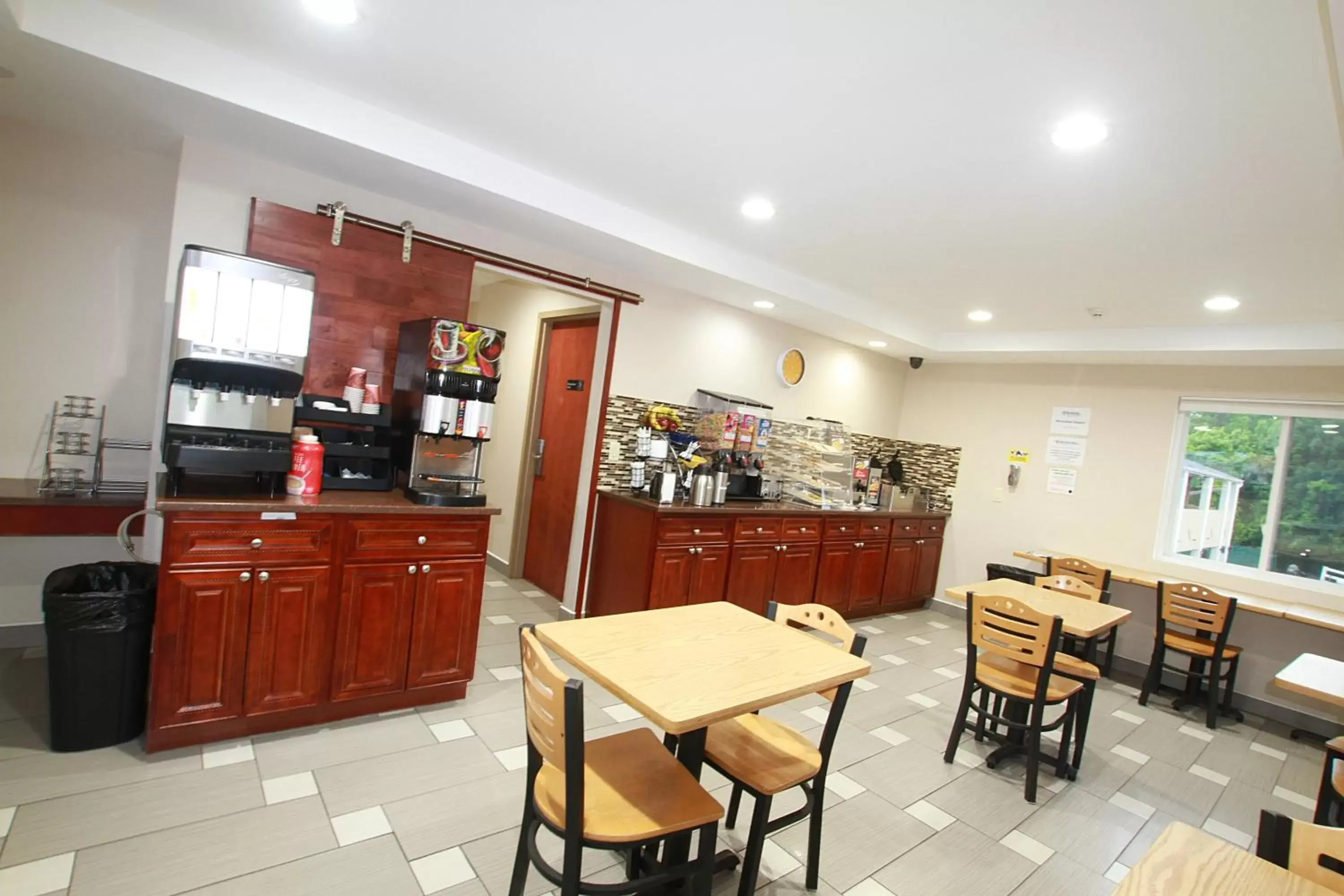 Breakfast, Restaurant/Places to Eat in Travel Inn & Suites Flemington