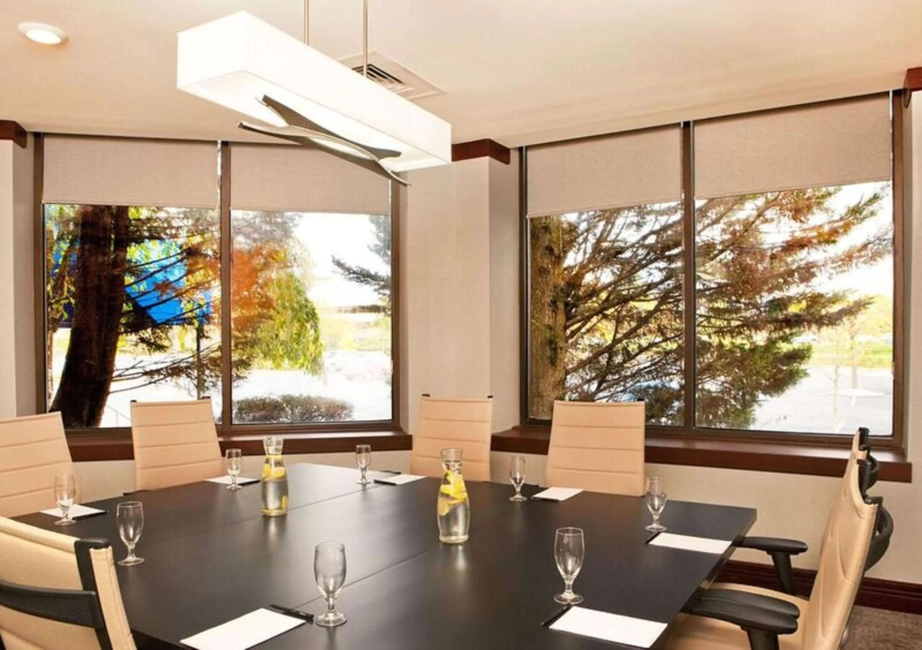 Dining area in Hilton Woodcliff Lake