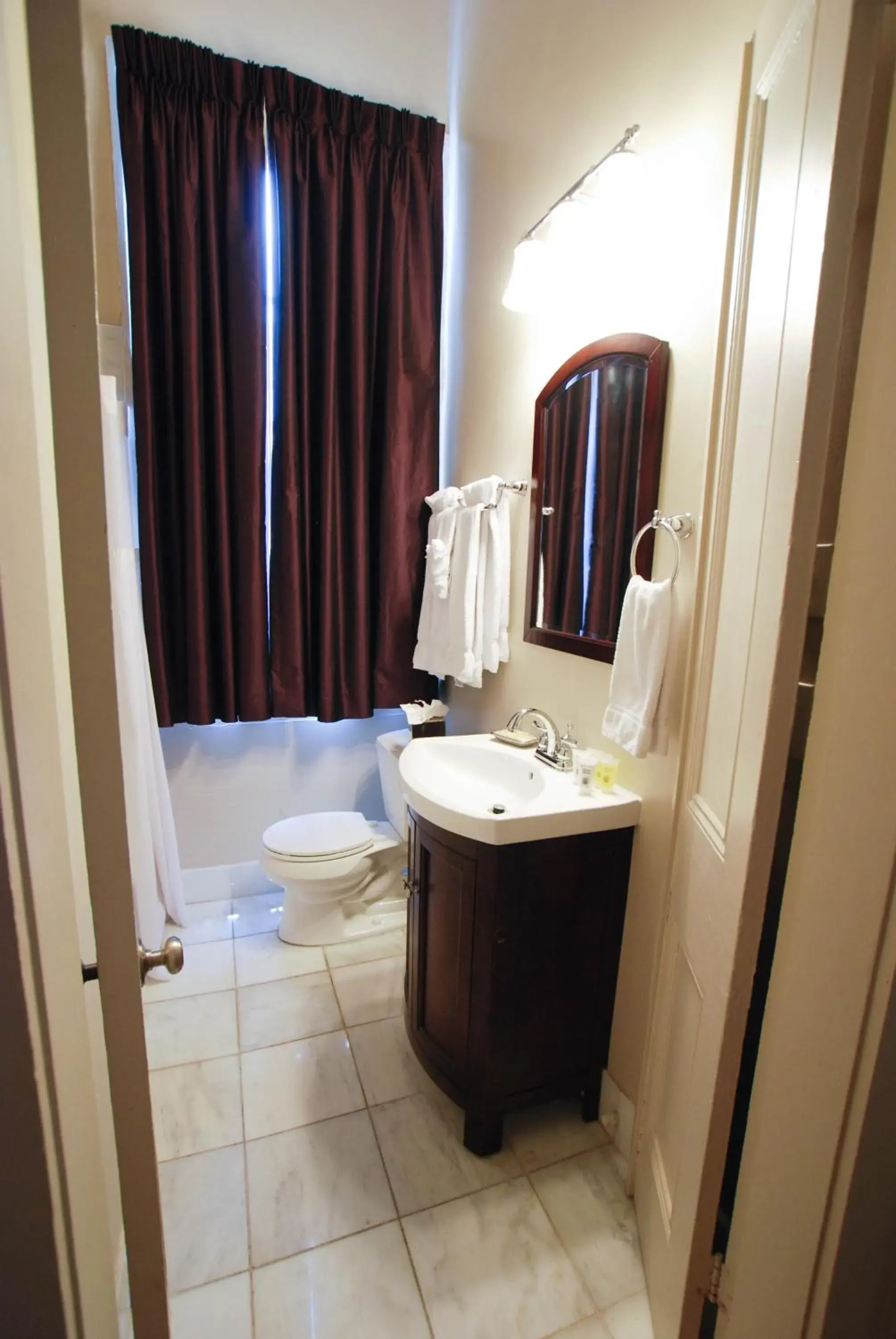 Bathroom in Lamothe House Hotel