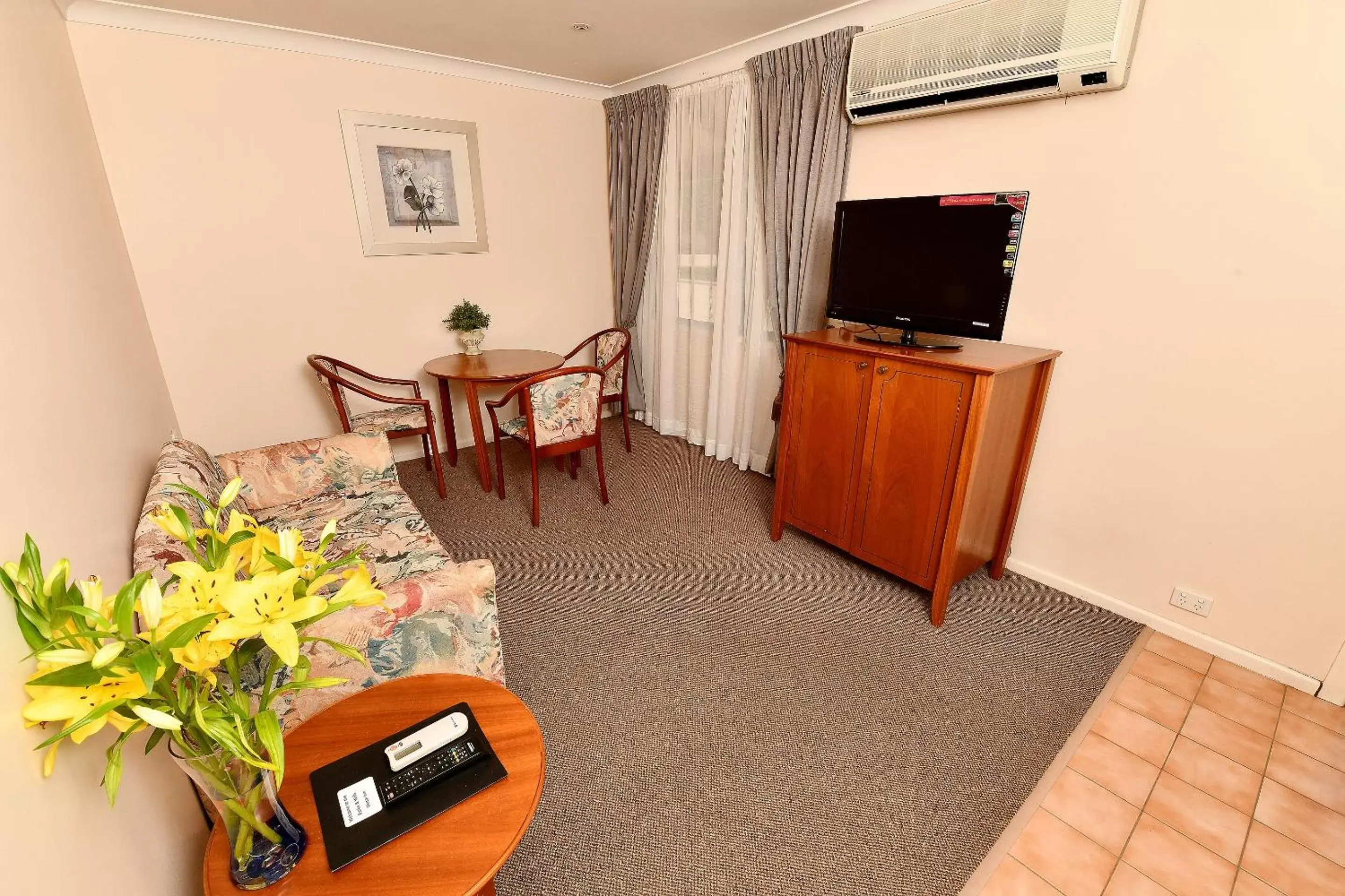 Living room, TV/Entertainment Center in Burke and Wills Motor Inn