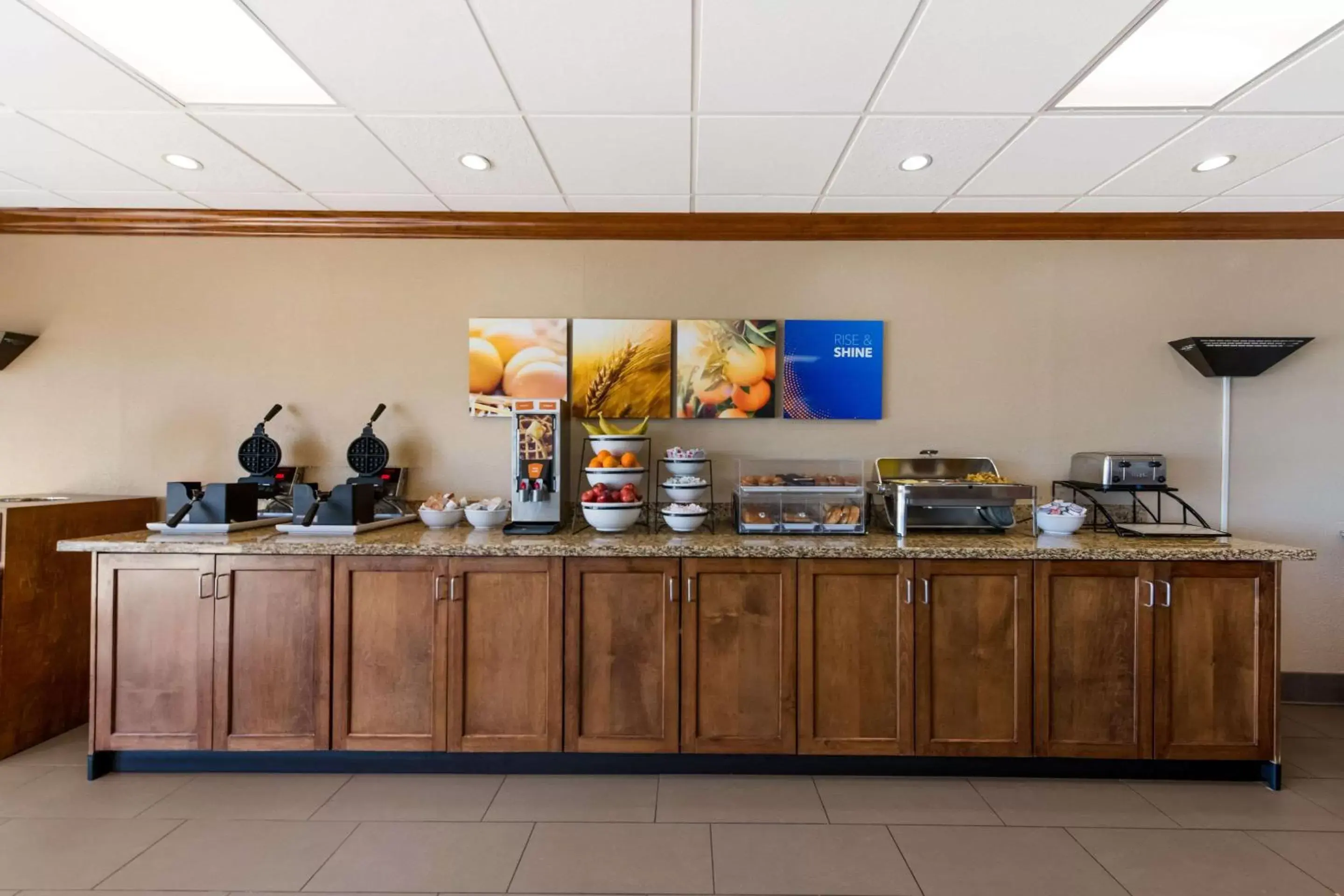 Breakfast, Restaurant/Places to Eat in Comfort Inn South Oceanfront