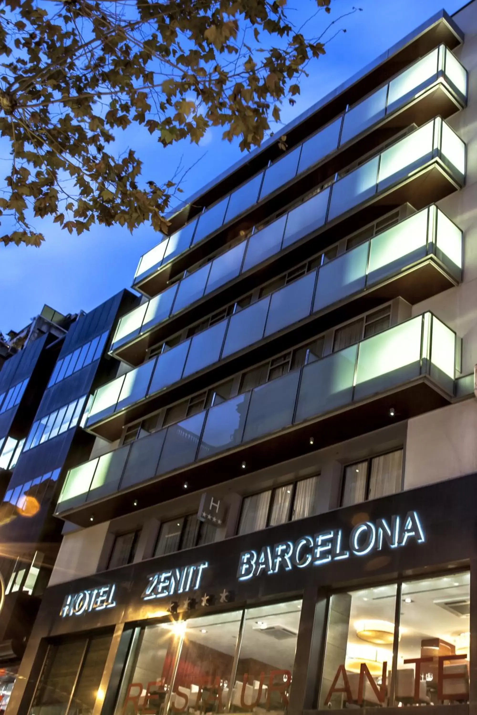 Facade/entrance, Property Building in Zenit Barcelona
