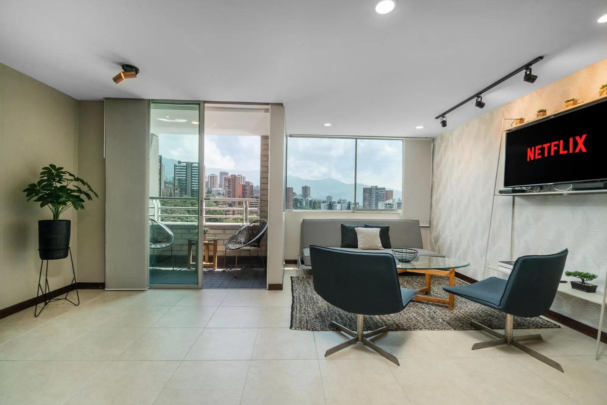 Living room in Apartamentos Poblado Alejandría by HOUSY HOST