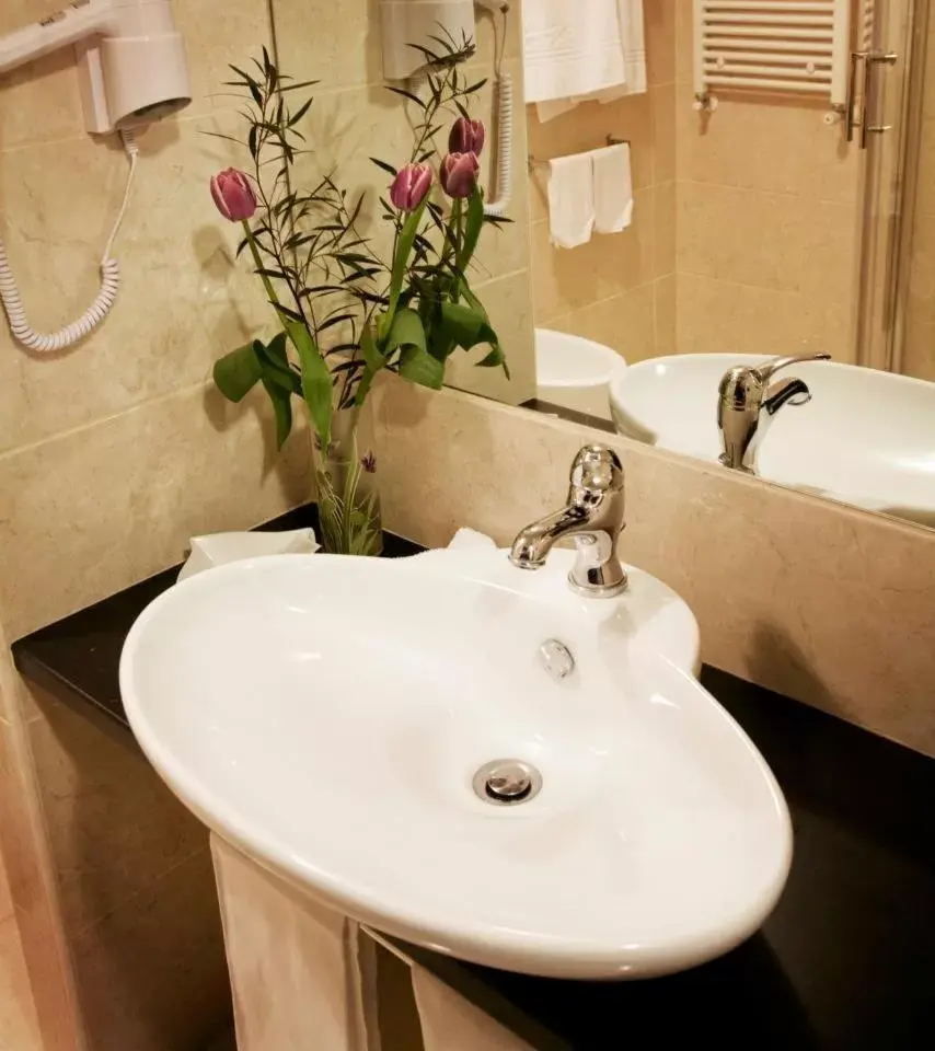 Bathroom in Forum Palace Hotel