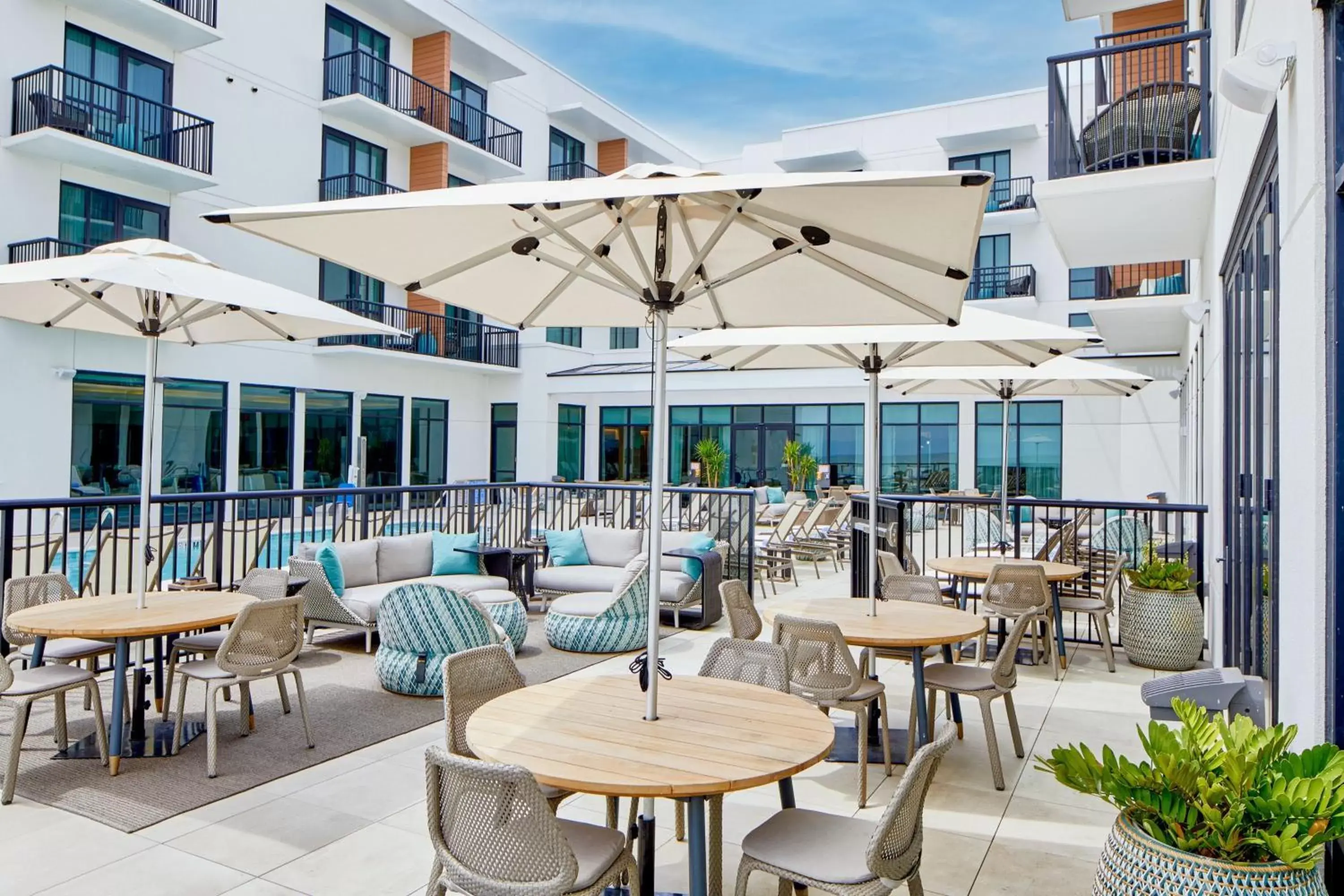 Swimming pool, Restaurant/Places to Eat in SpringHill Suites by Marriott Jacksonville Beach Oceanfront