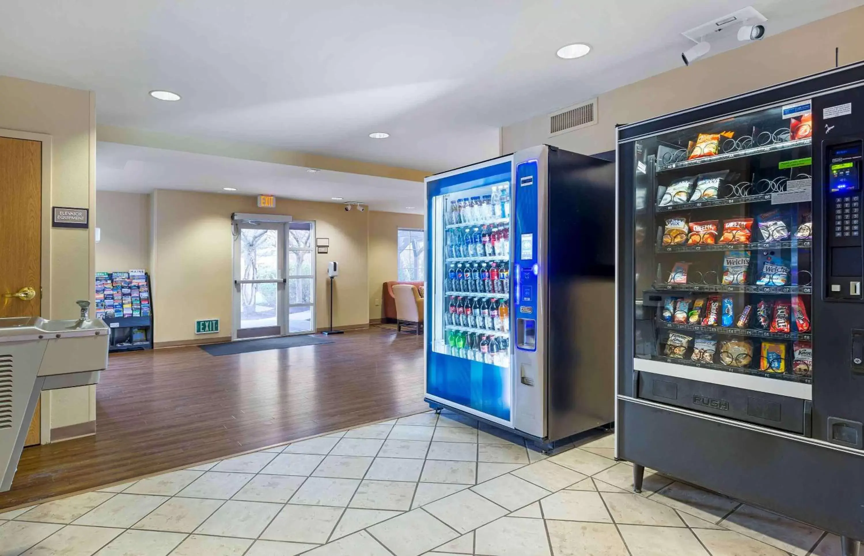 Property building, Supermarket/Shops in Extended Stay America Suites - Boston - Waltham - 32 4th Ave