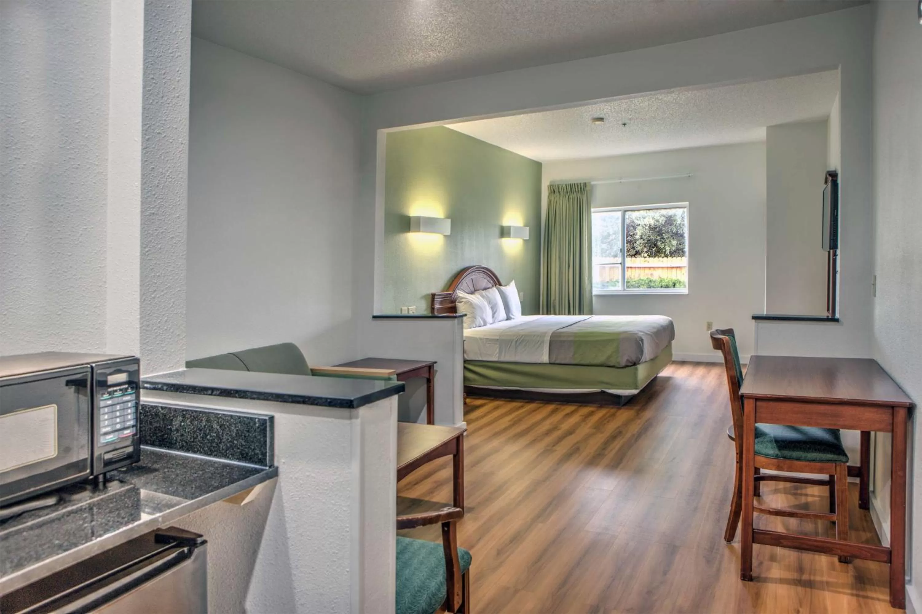 TV and multimedia, Bed in Motel 6-Dallas, TX - Northwest