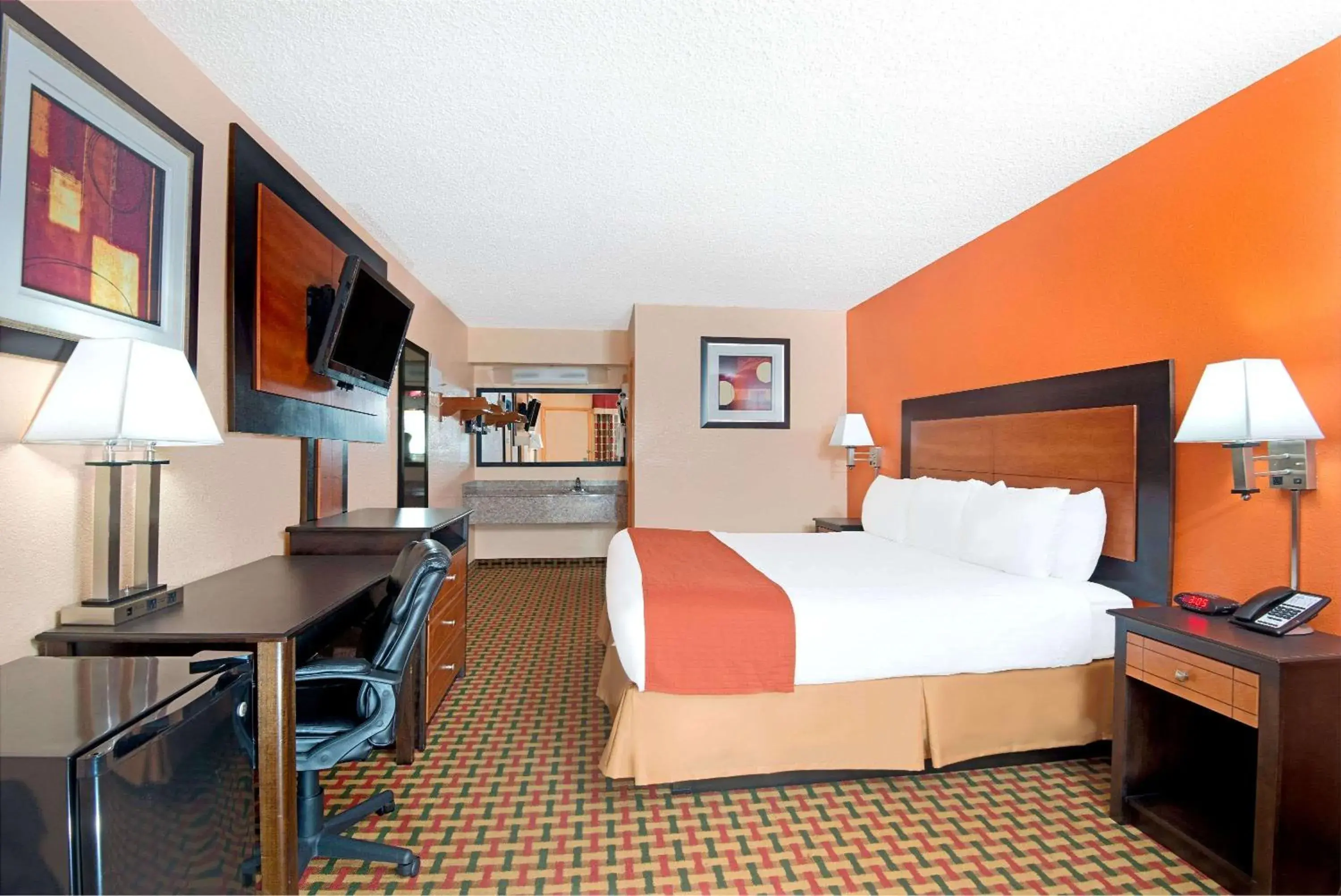 Photo of the whole room in Days Inn by Wyndham Independence