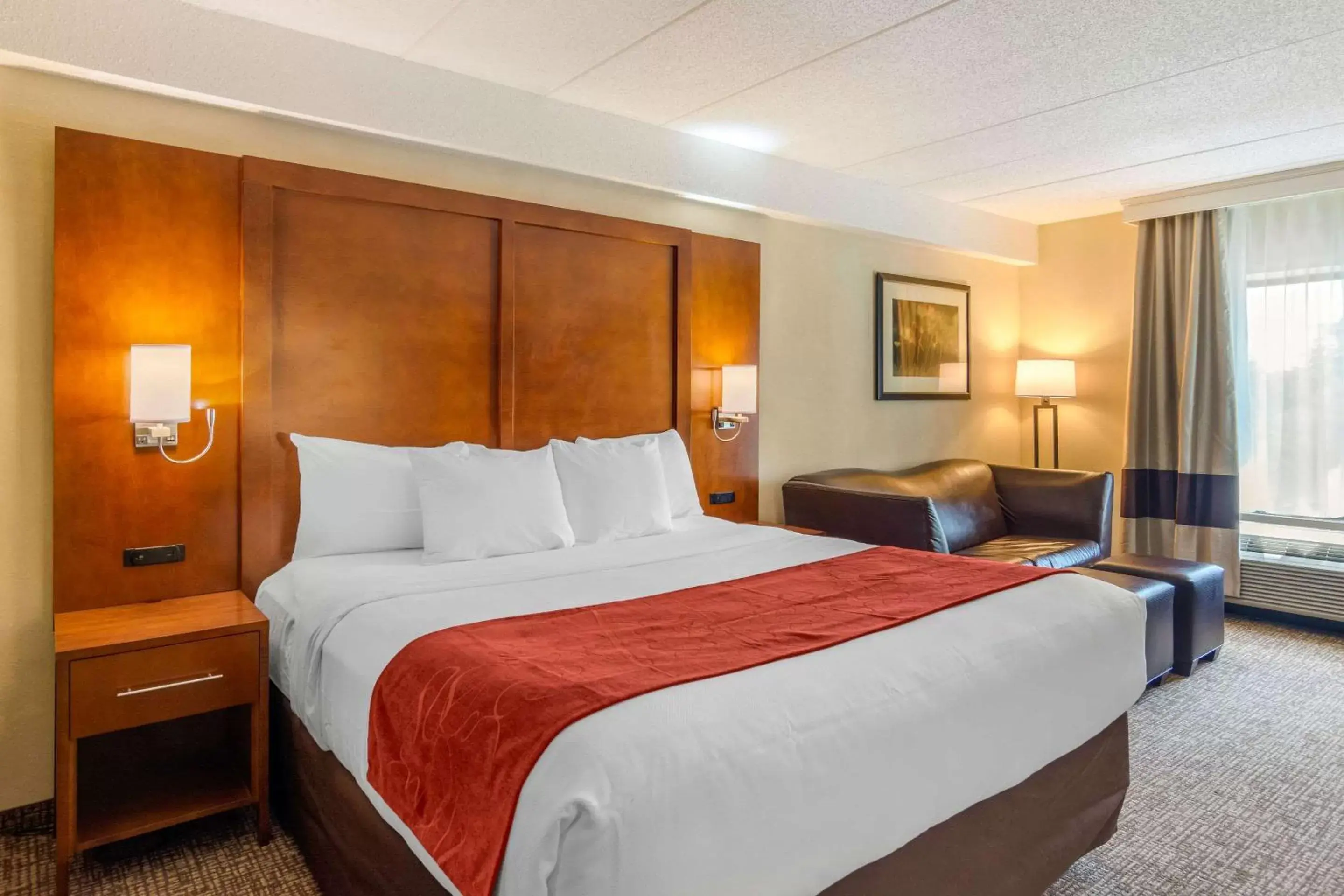 Photo of the whole room, Bed in Comfort Suites Southpark