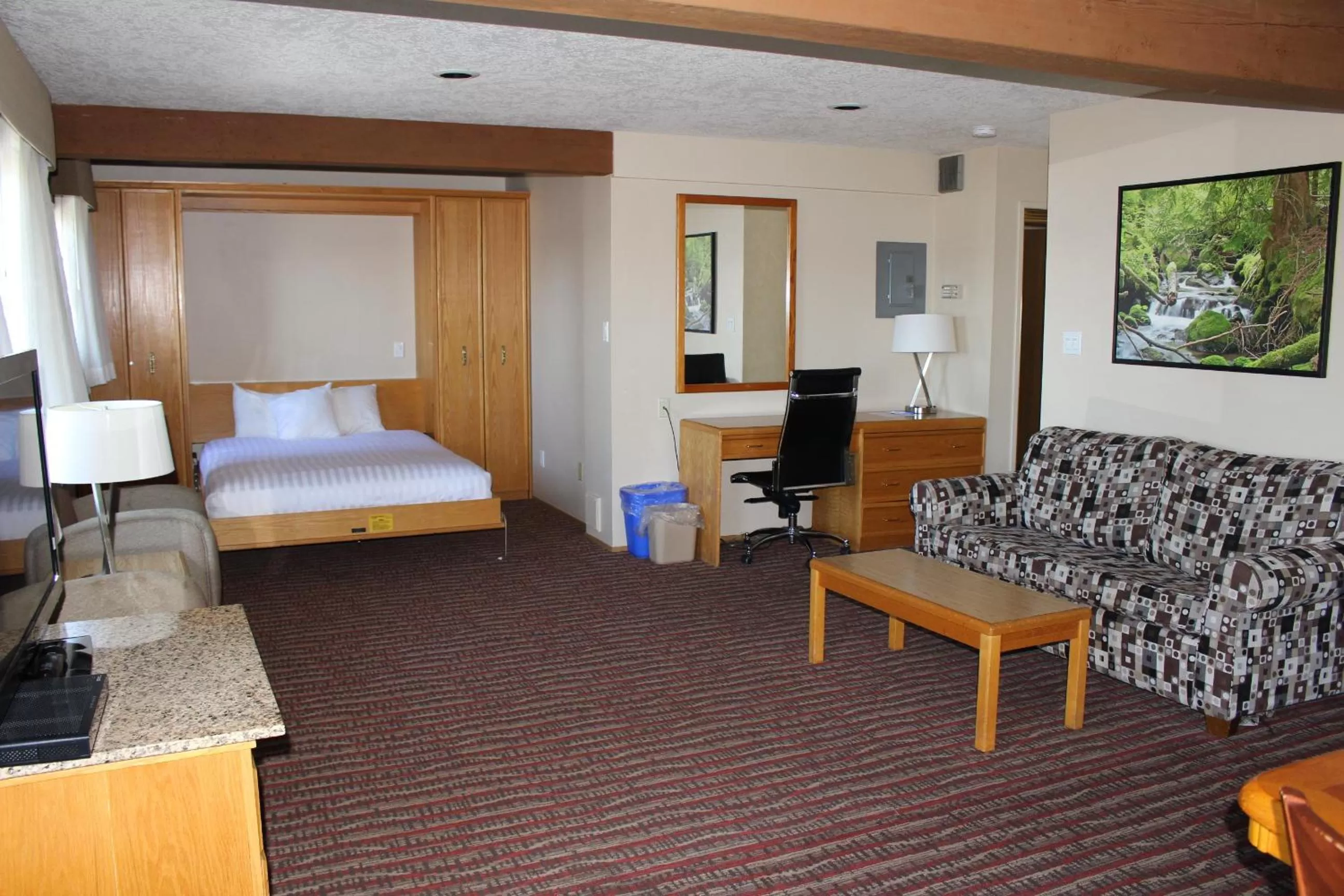 Photo of the whole room, Bed in Ramada by Wyndham Campbell River