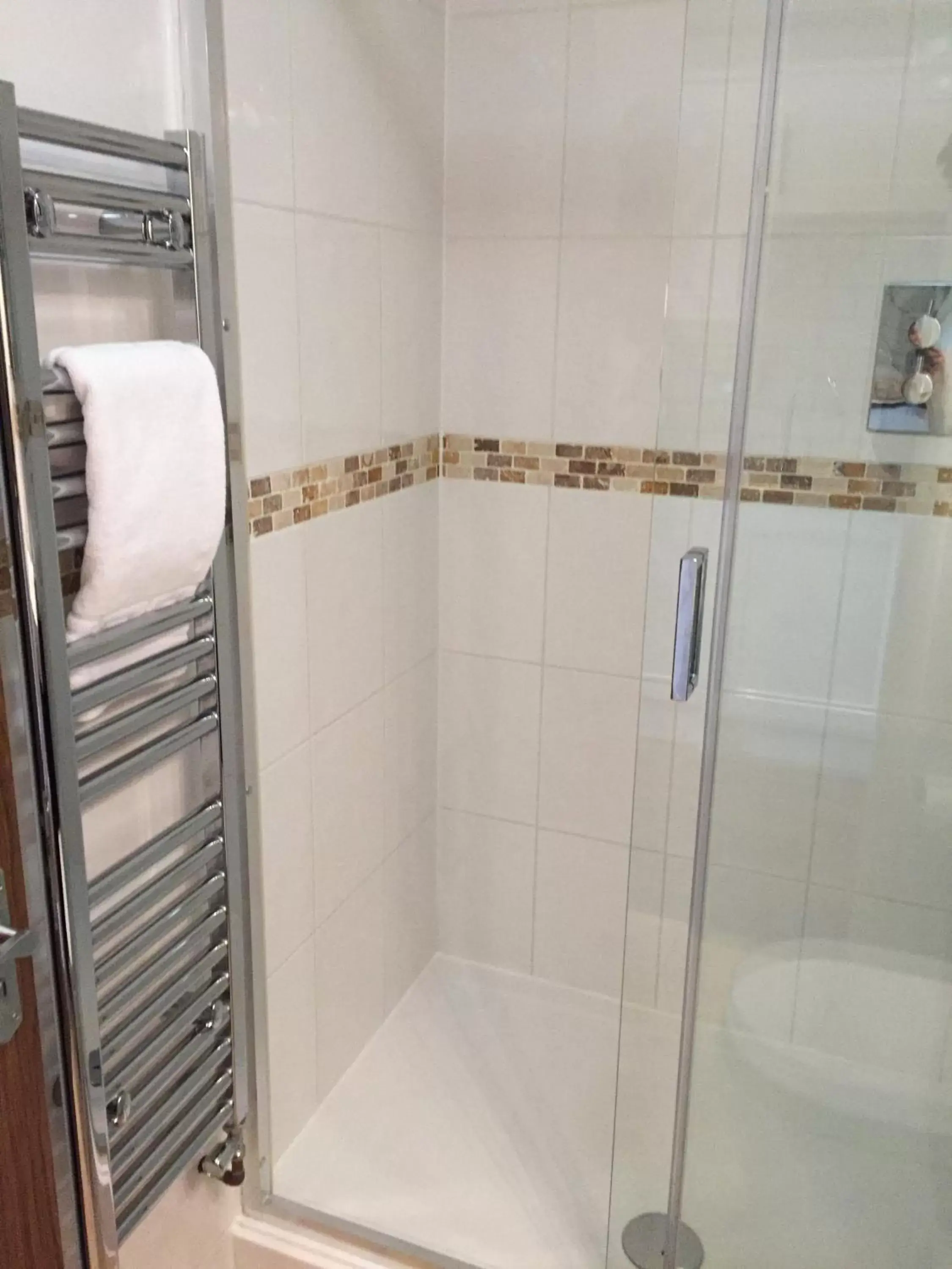 Shower, Bathroom in Lyall Apartment Hotel