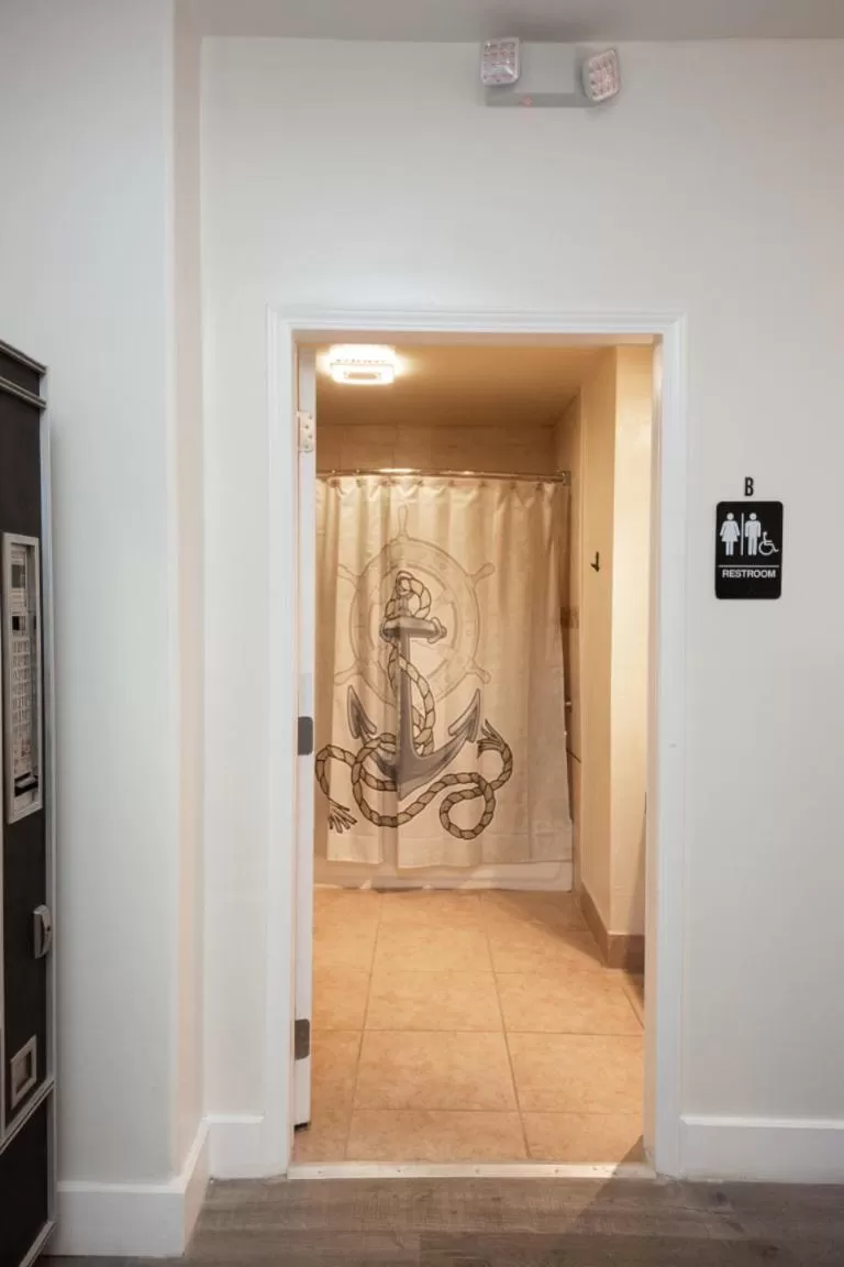 Large Double Room in Anchor Pointe Inn