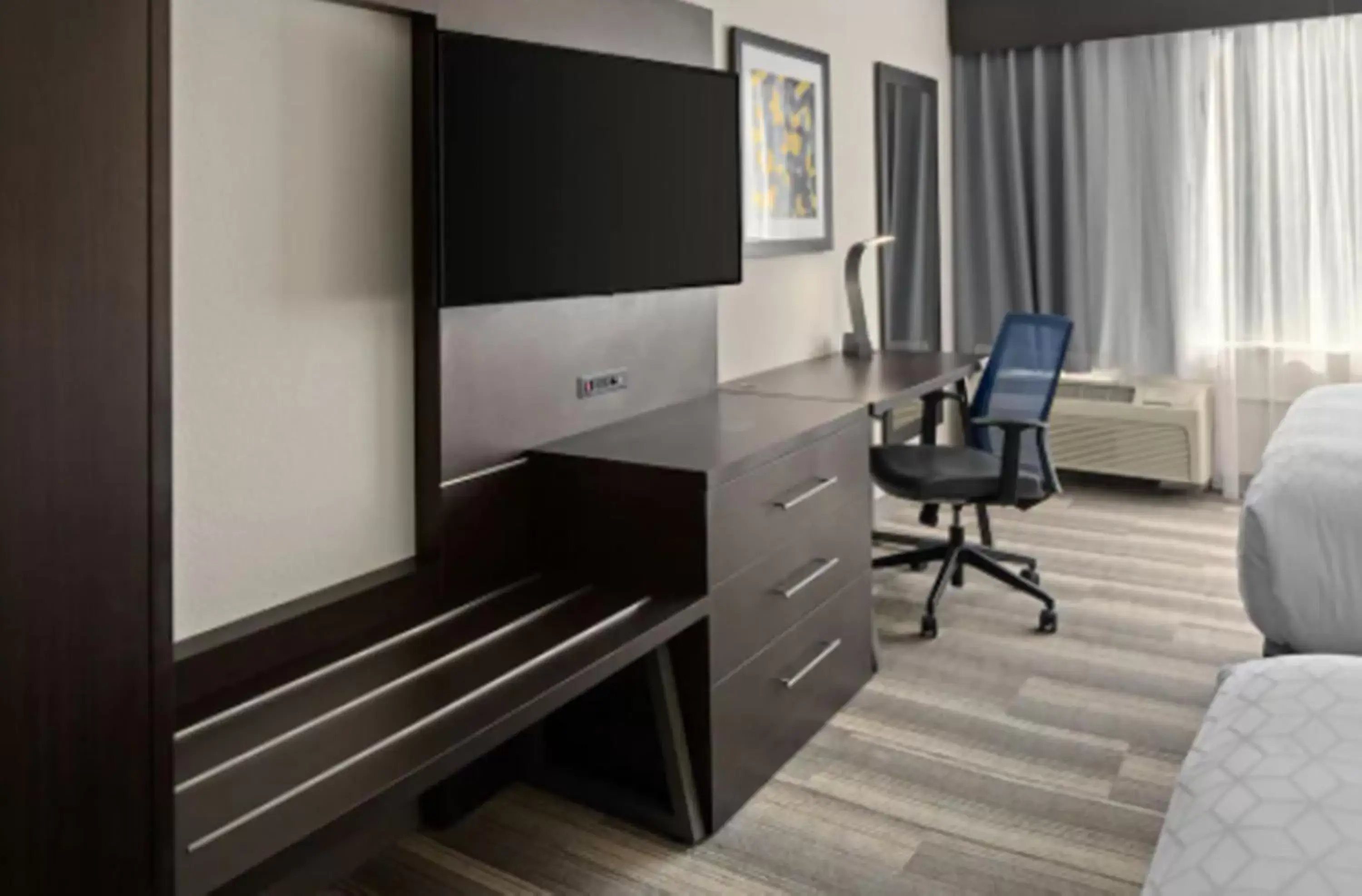 Bedroom, TV/Entertainment Center in Holiday Inn Express - Atlanta-Kennesaw, an IHG Hotel