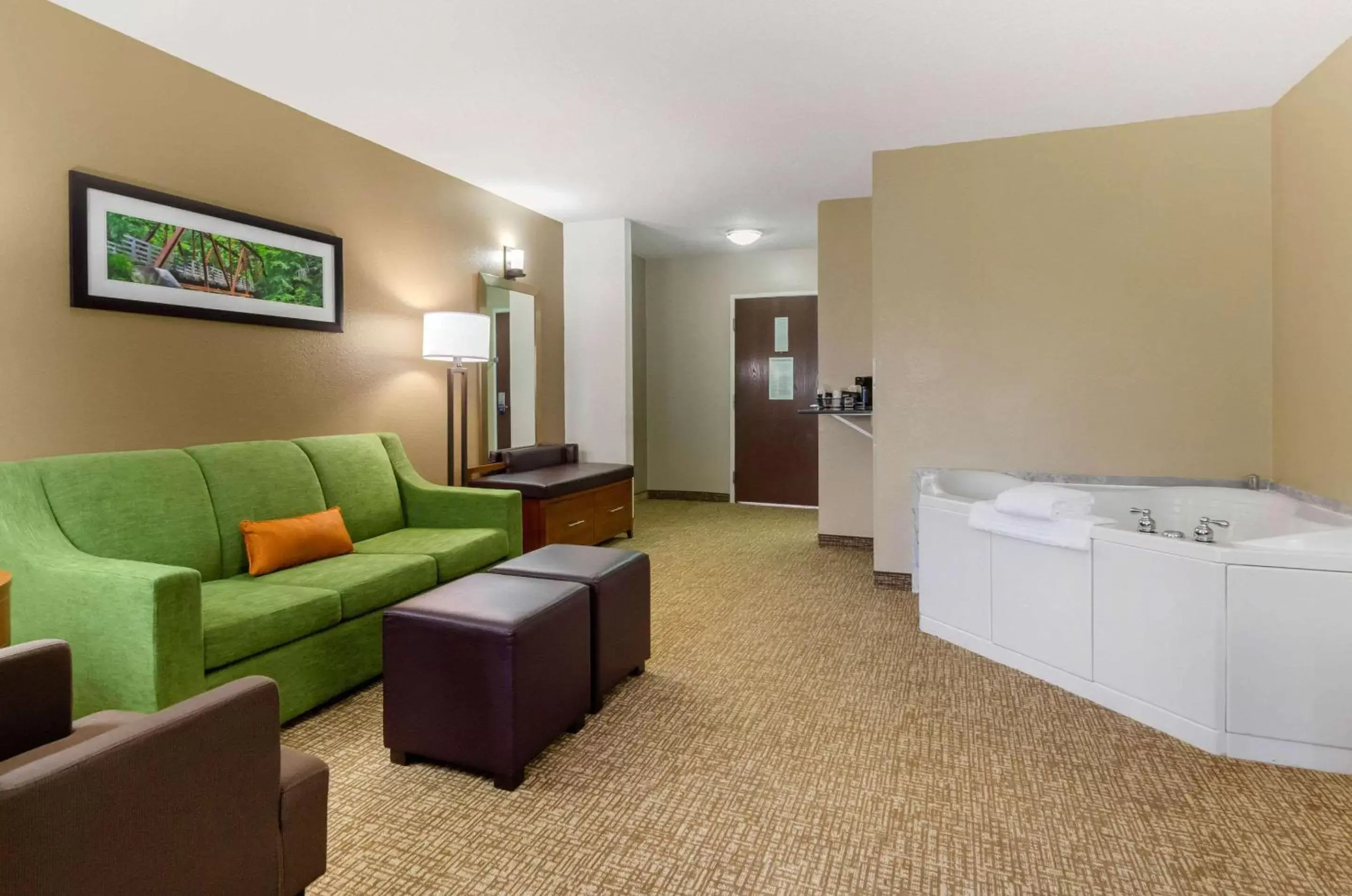 Photo of the whole room, Seating Area in Comfort Suites Abingdon I-81