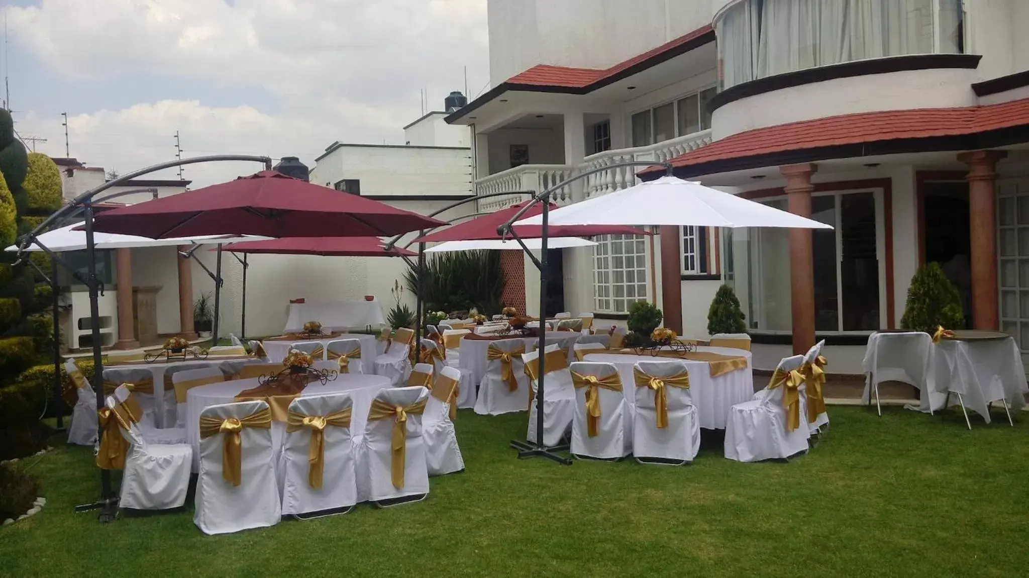 Garden, Banquet Facilities in La Aurora Hotel Like Home