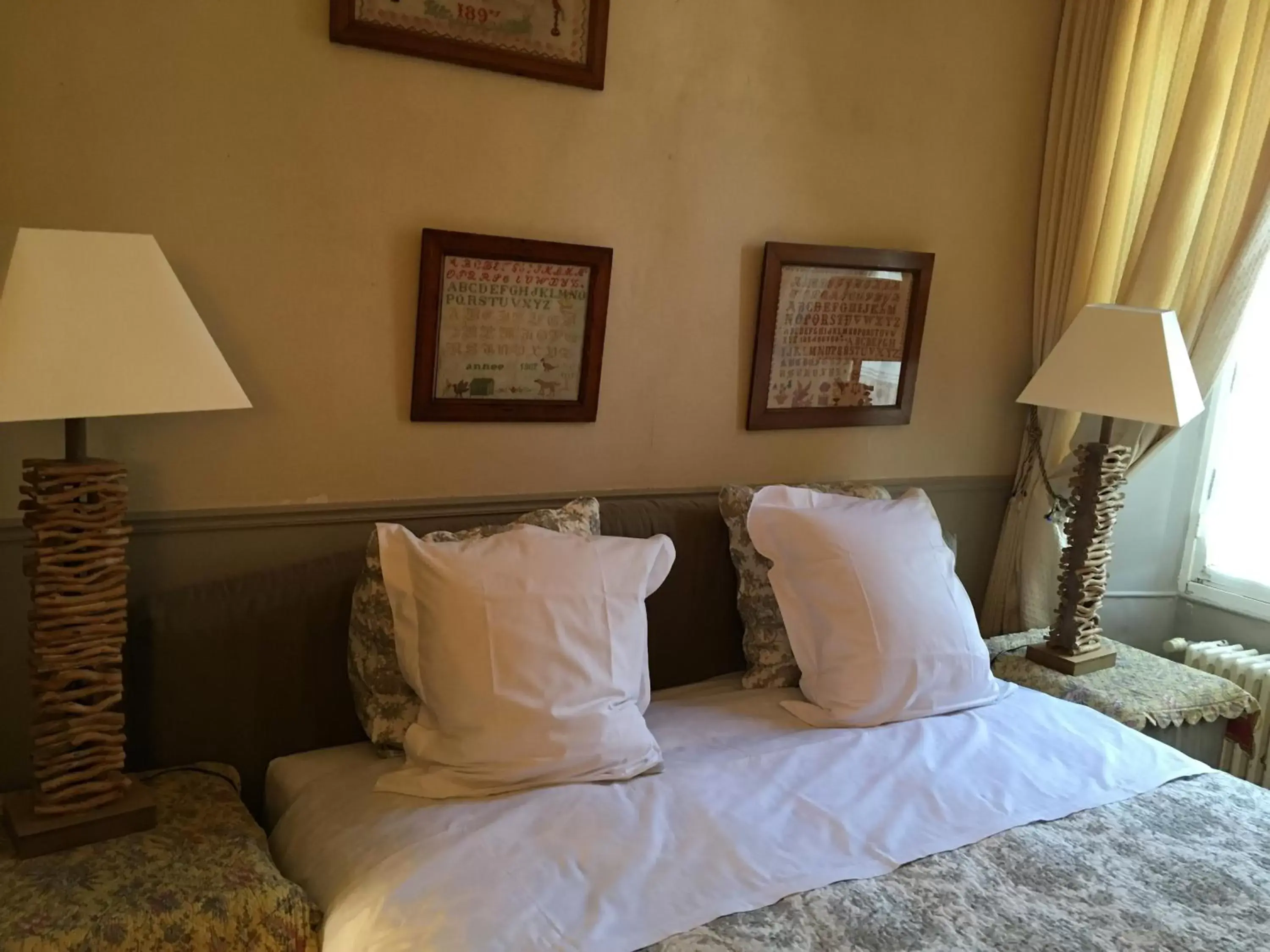 Photo of the whole room, Bed in Demeure des Vieux Bains