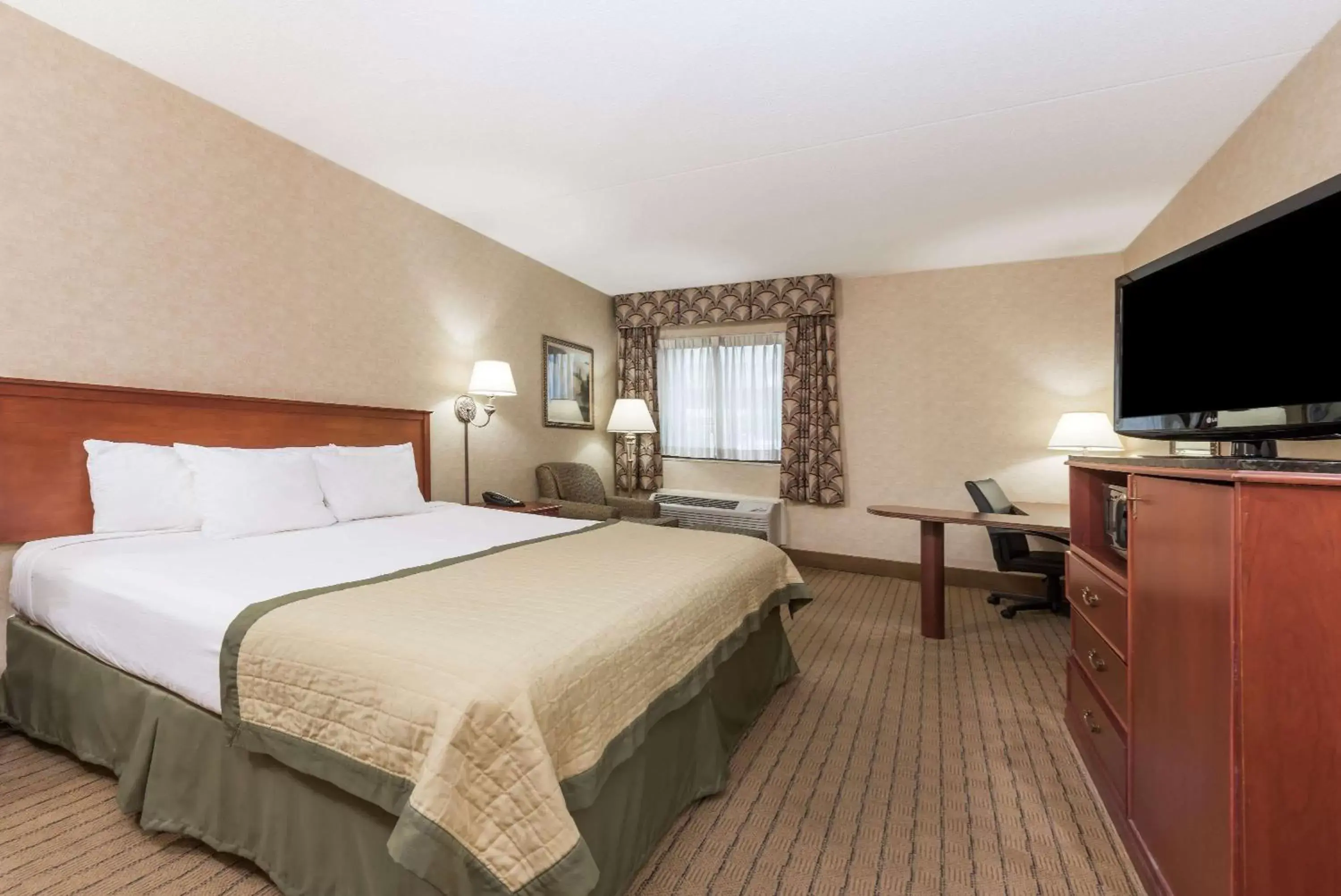 Photo of the whole room, Bed in Baymont by Wyndham Indianapolis South