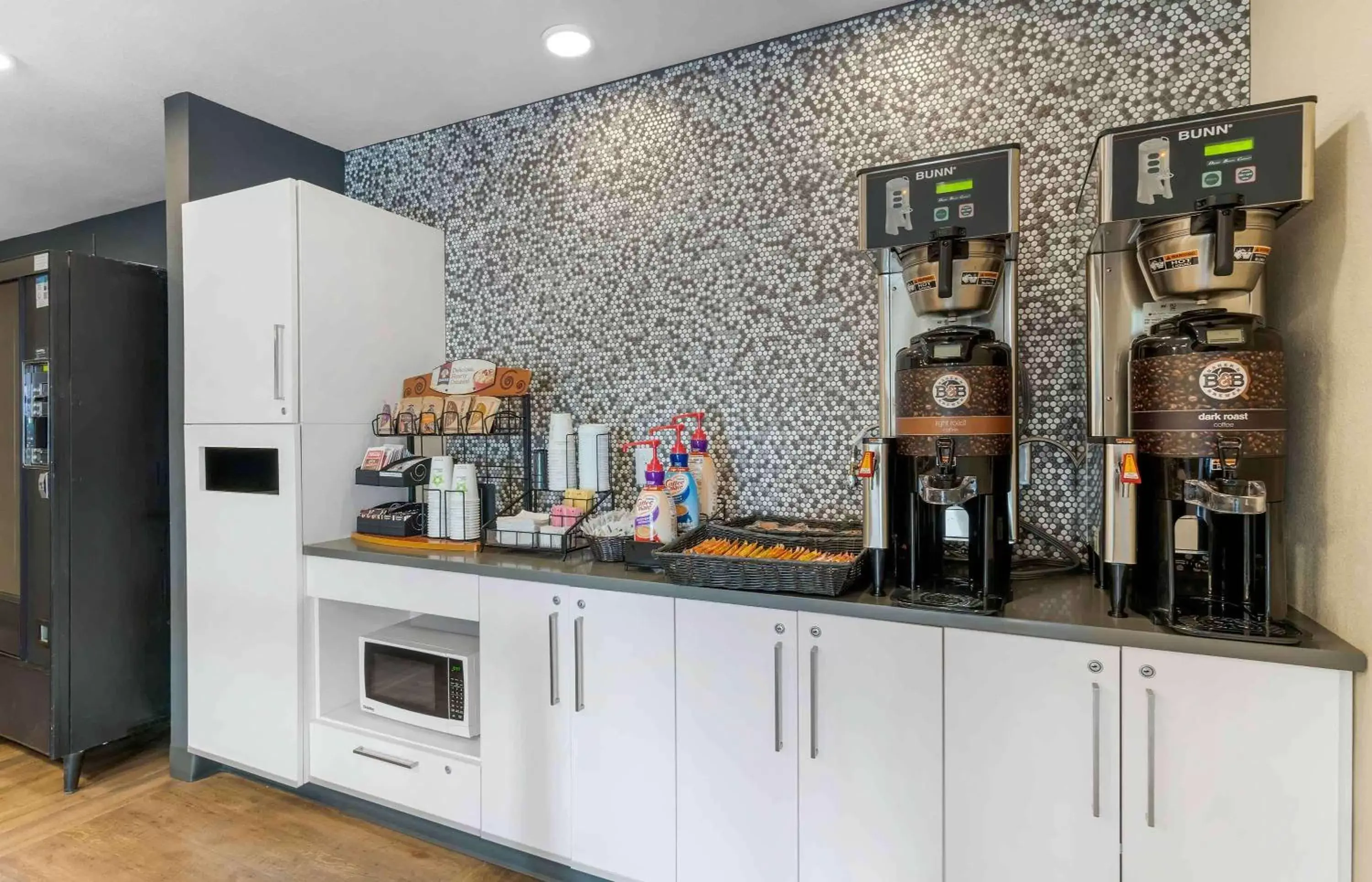 Breakfast, Kitchen/Kitchenette in Extended Stay America Suites - San Francisco - San Mateo - SFO