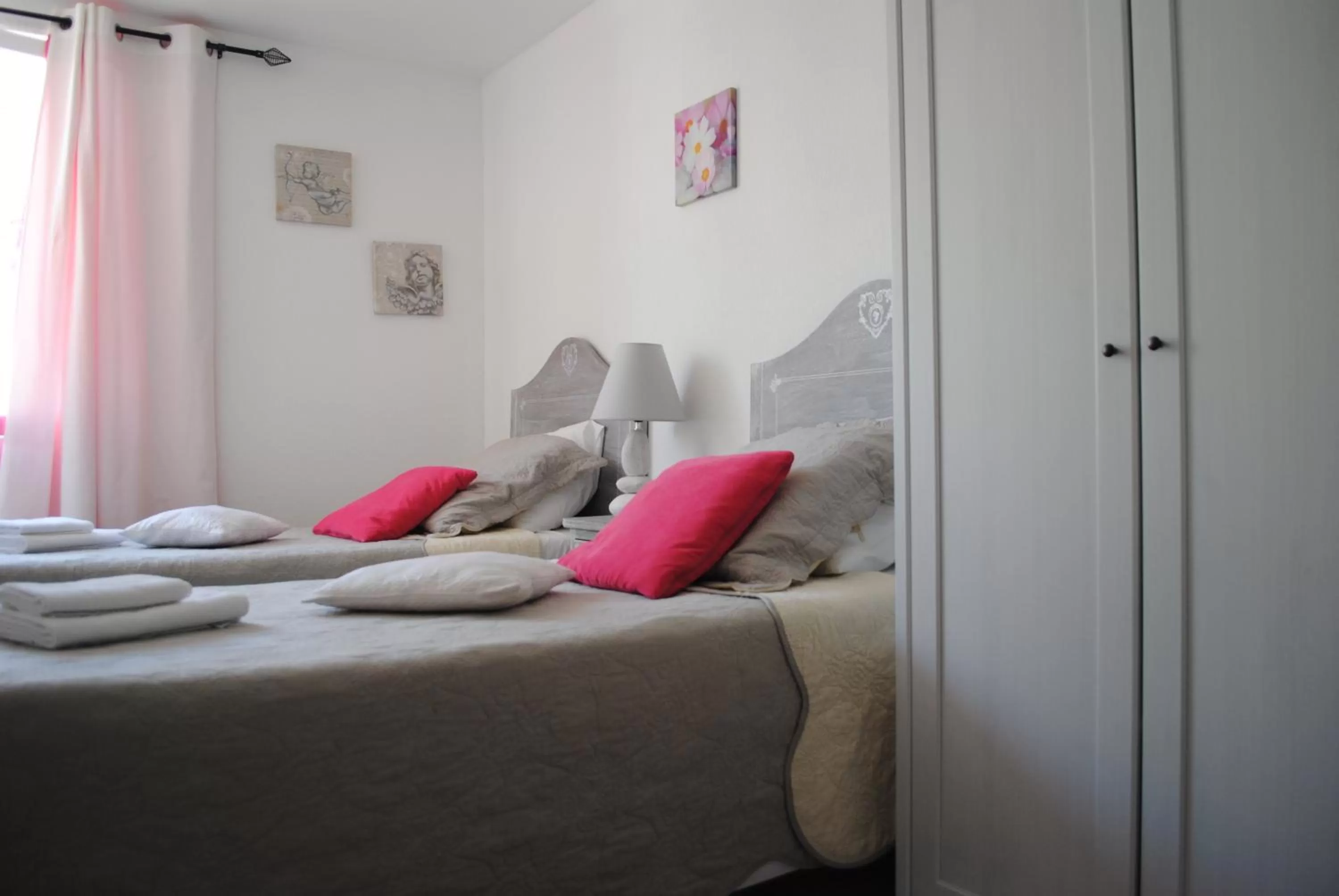 Bed in Hôtel Restaurant Le Provençal