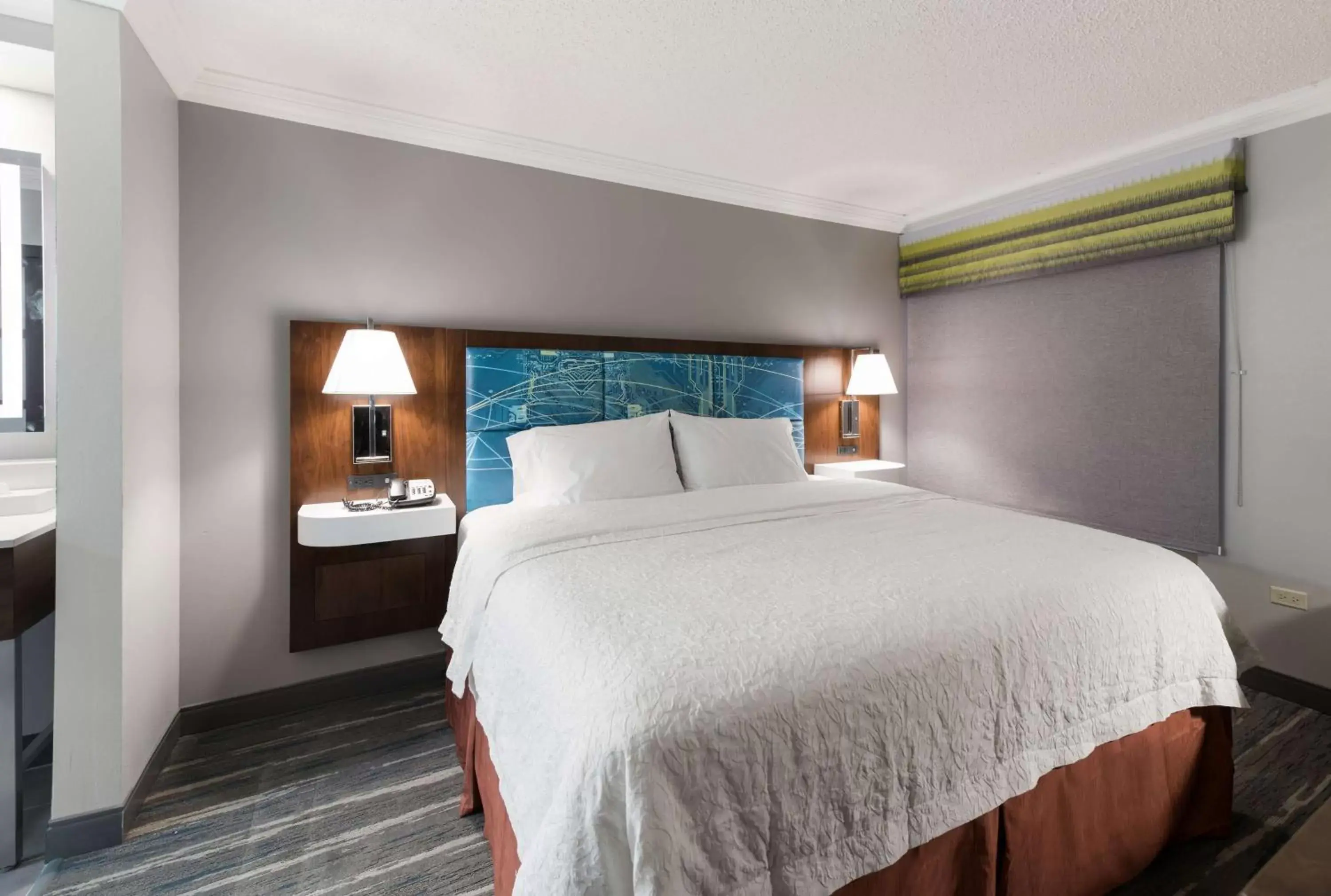 Bed in Hampton Inn & Suites Chicago-Hoffman Estates