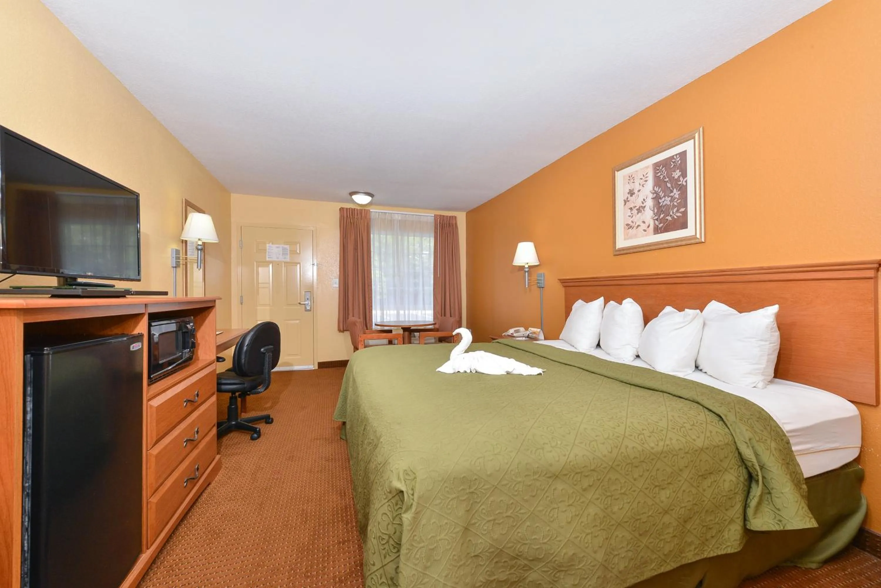 Bedroom, Bed in Quality Inn & Suites Cartersville North
