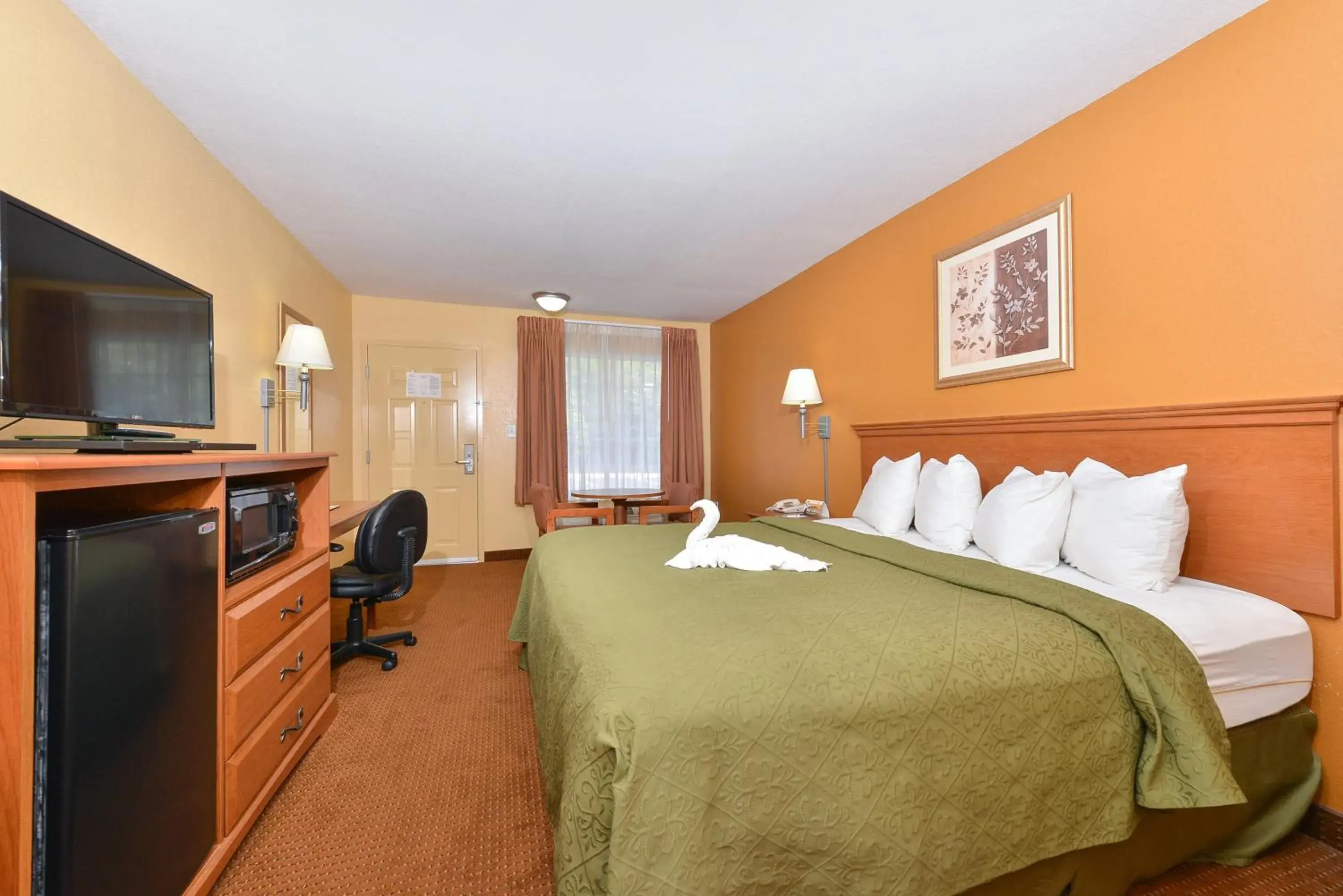 Bedroom, Bed in Quality Inn & Suites Cartersville North Bedroom, Bed in Quality Inn & Suites Cartersville North