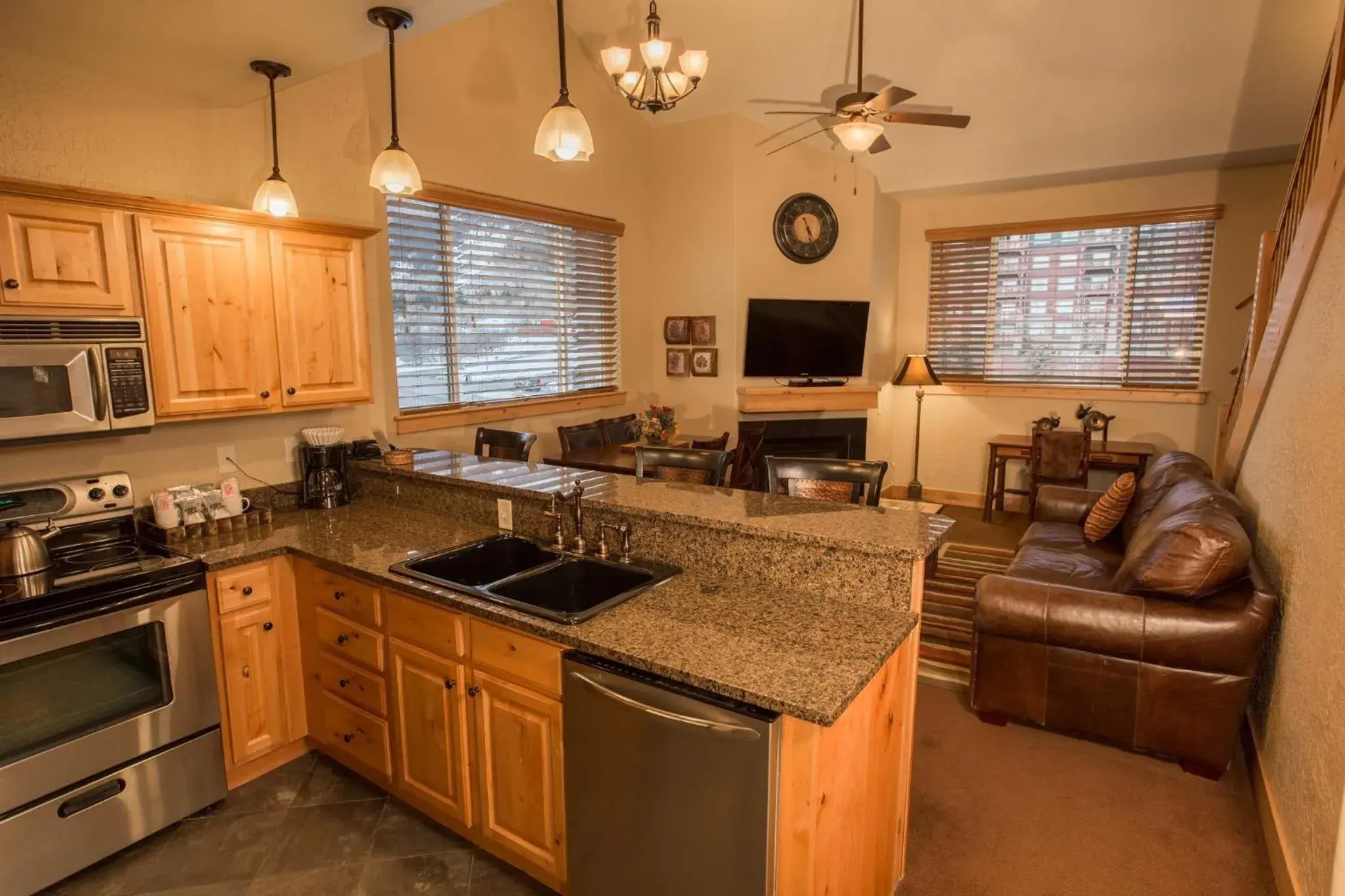 Living room, Kitchen/Kitchenette in Red Roof Inn & Suites Galloway