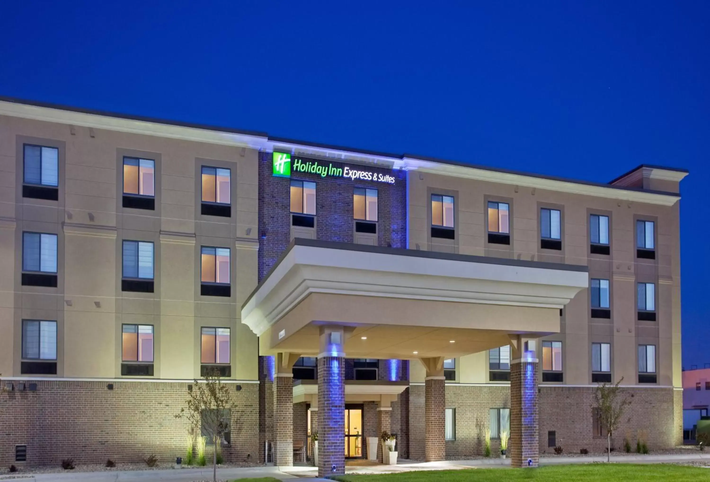 Property Building in Holiday Inn Express Hotel and Suites Lincoln Airport, an IHG Hotel