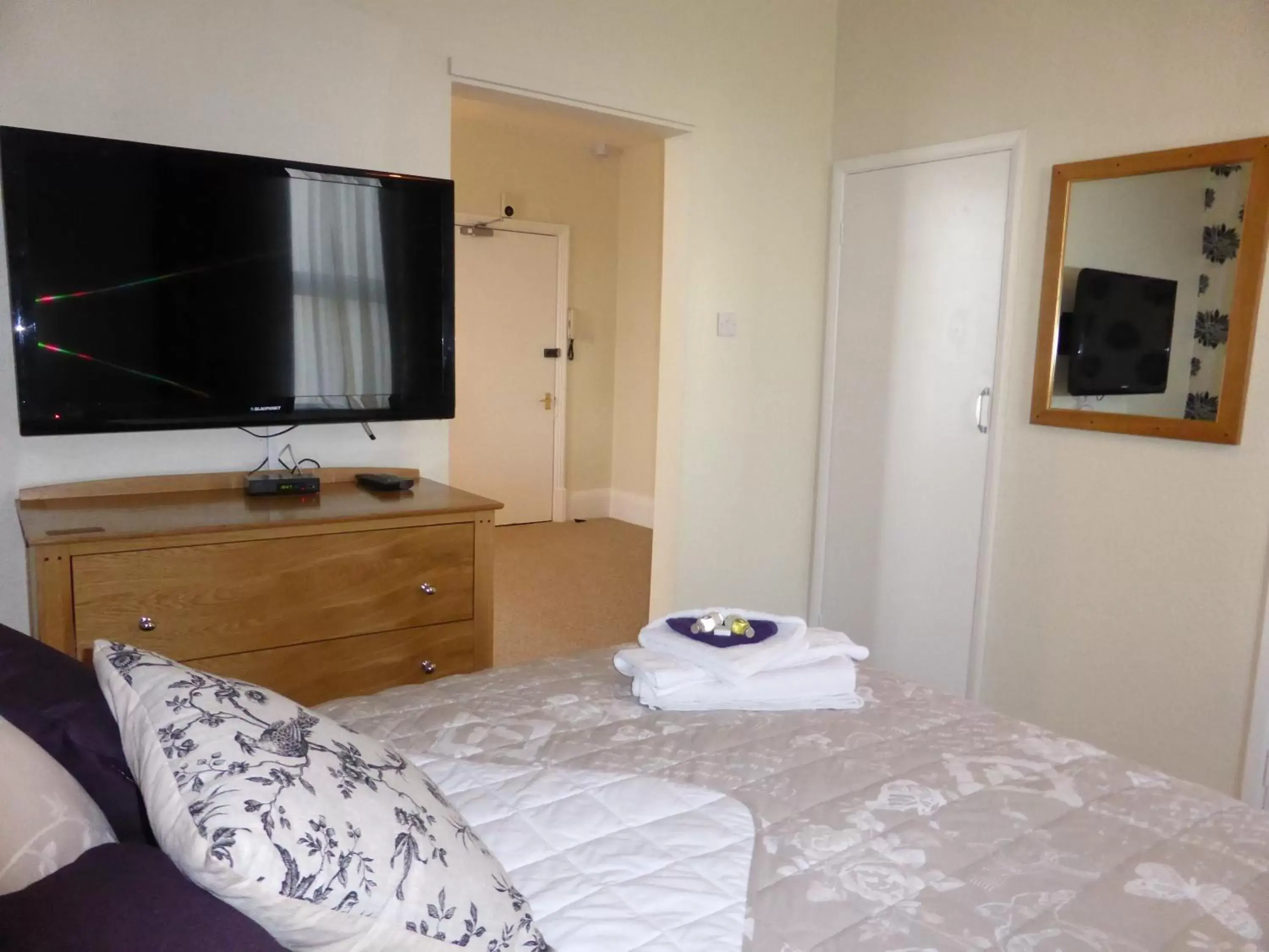 Bedroom, TV/Entertainment Center in Bailey Ground Lodge