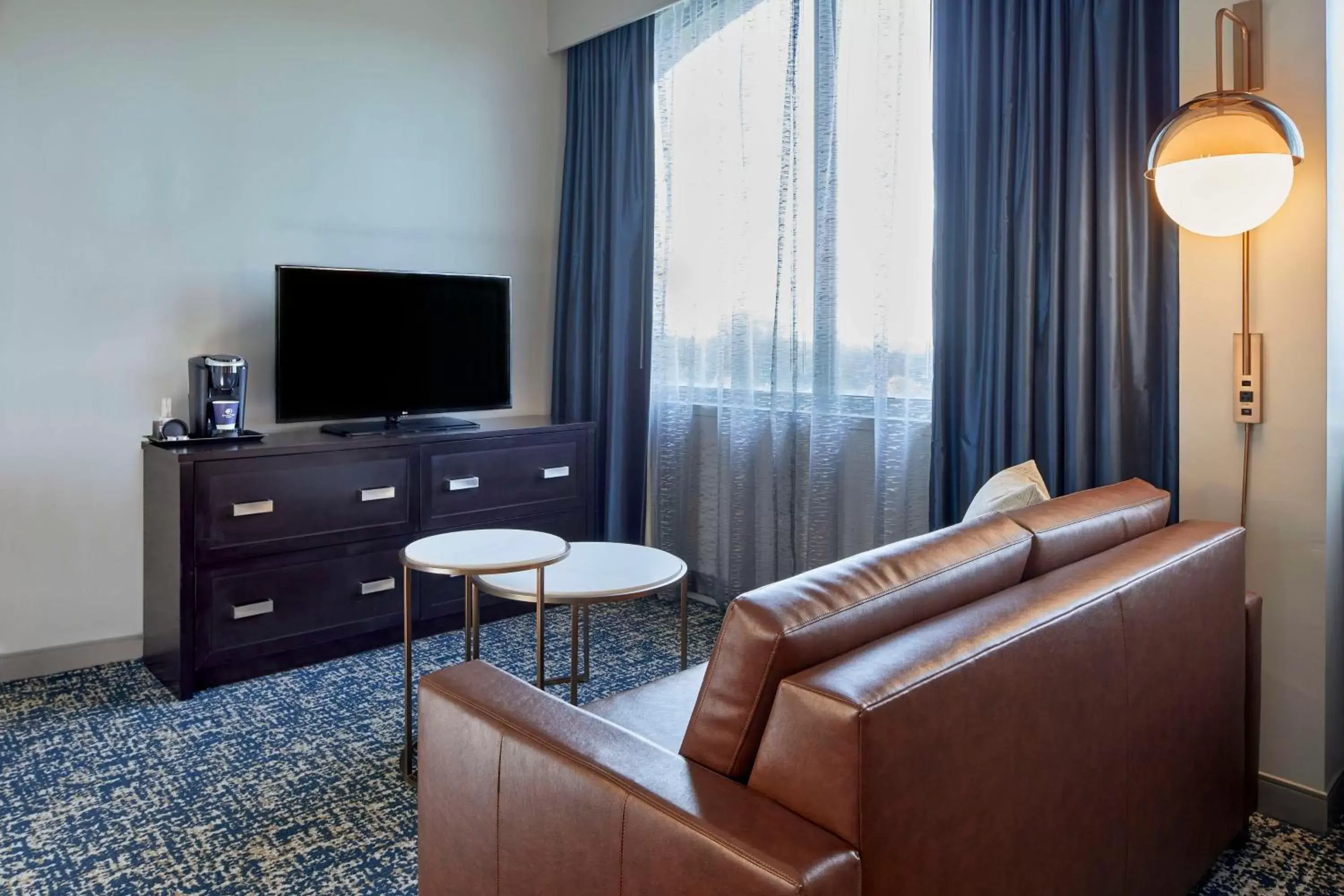 Living room, Seating Area in DoubleTree by Hilton Atlanta/Roswell - Alpharetta Area