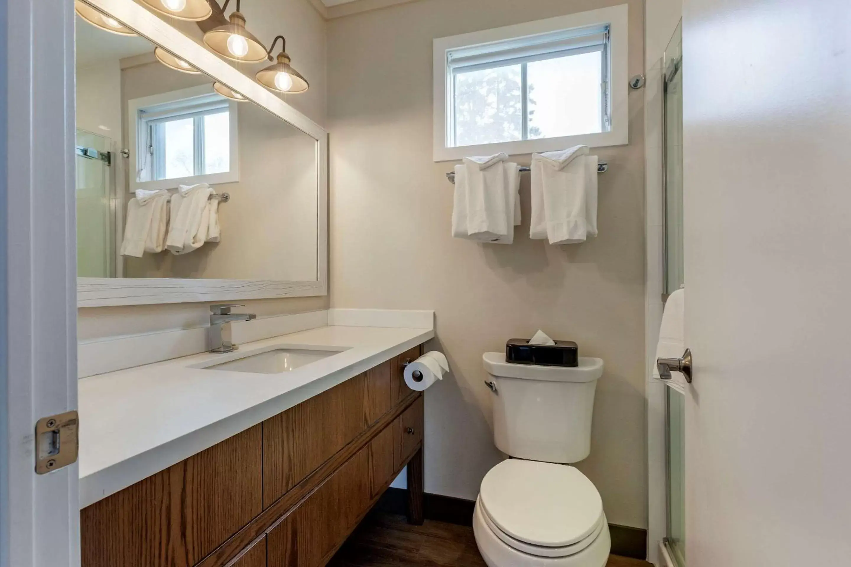 Bedroom, Bathroom in Bayview Wildwood Resort, Ascend Hotel Collection