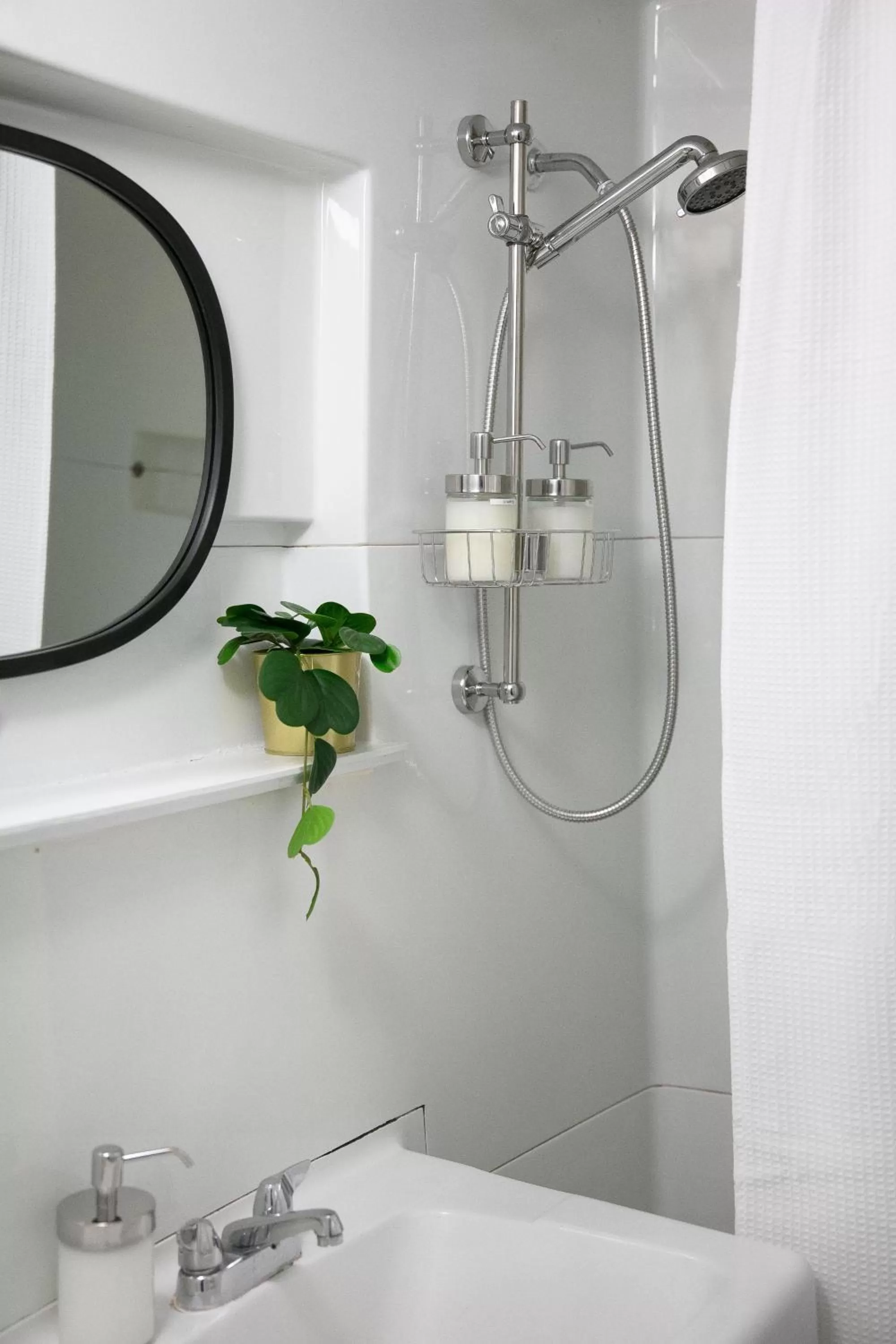 Shower in Auberge des Cantons