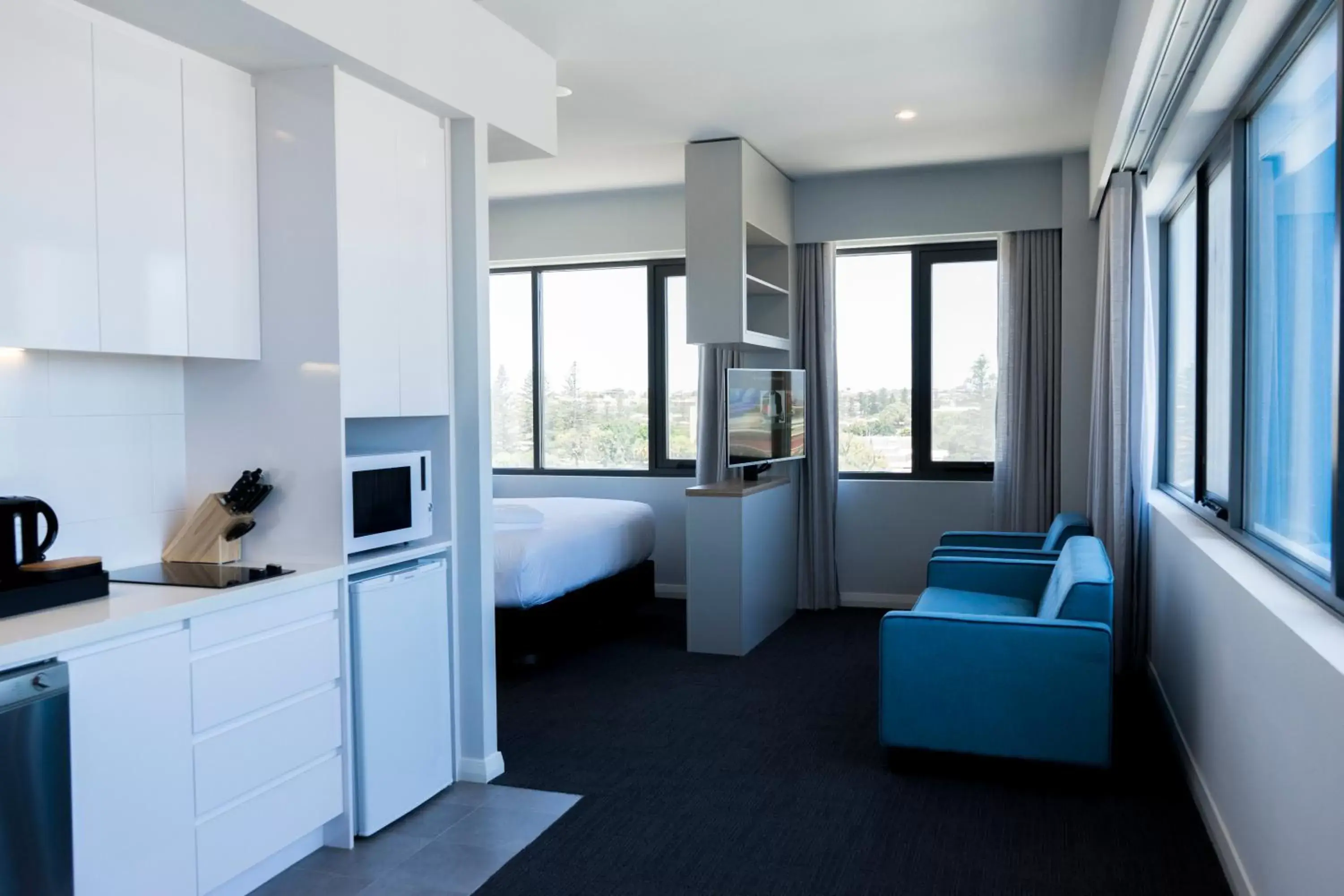 Kitchen or kitchenette, Seating Area in The Gerald Apartment Hotel