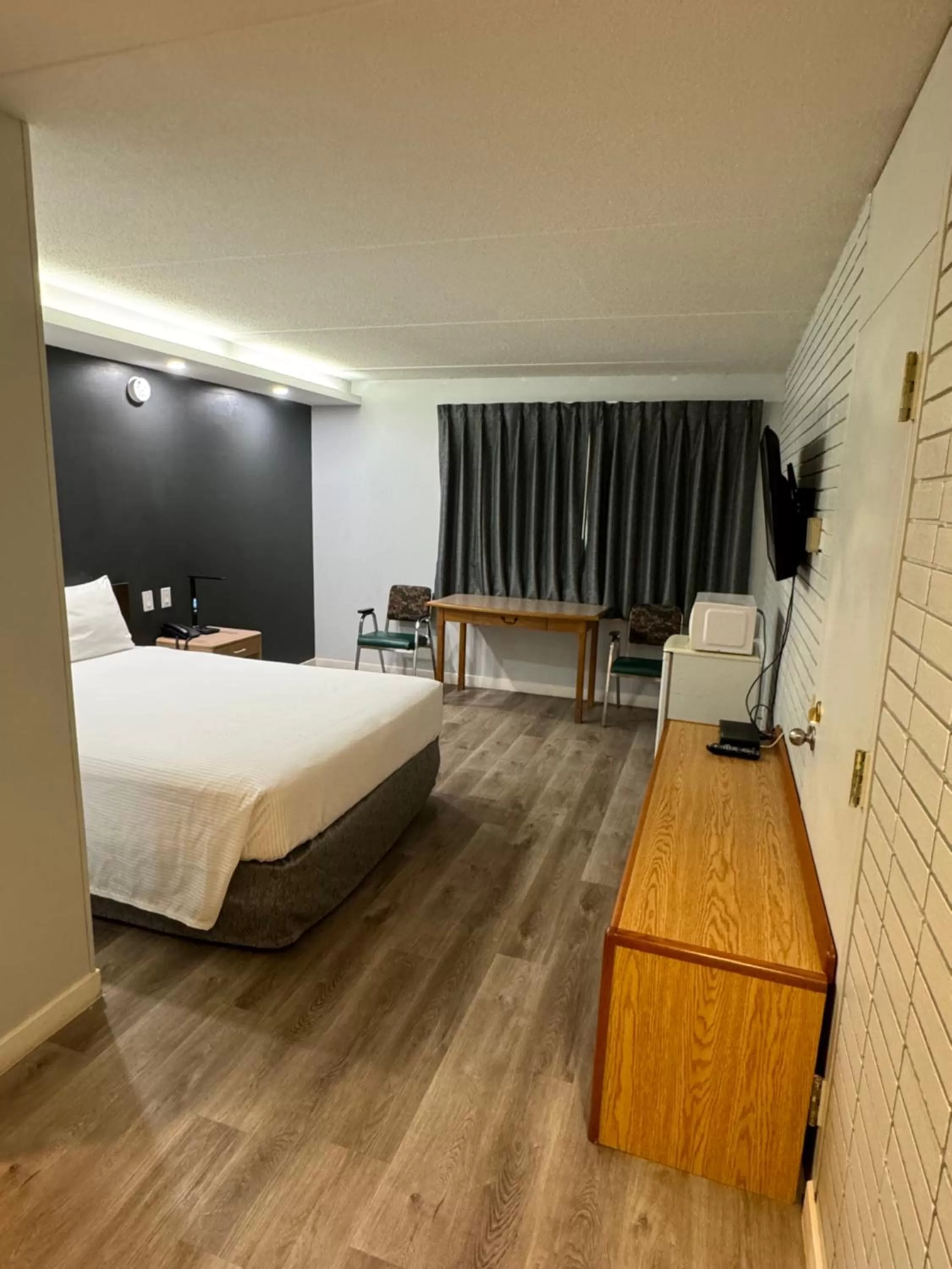 Photo of the whole room, Bed in Travelodge by Wyndham Winnipeg