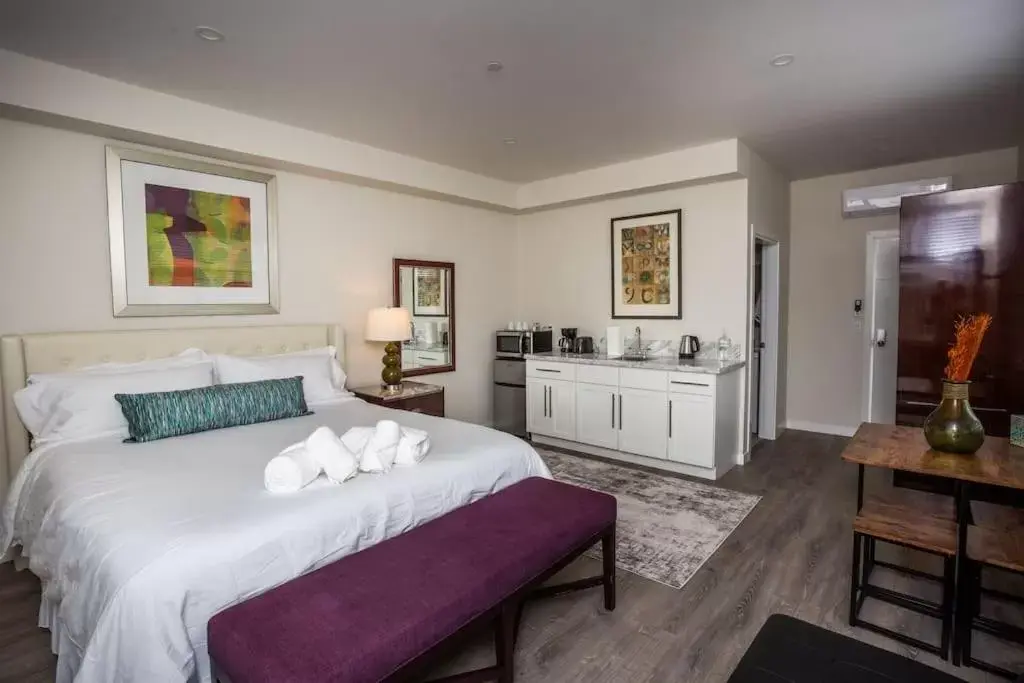 Bed in Next to San Diego Downtown - Cali King Size Studio