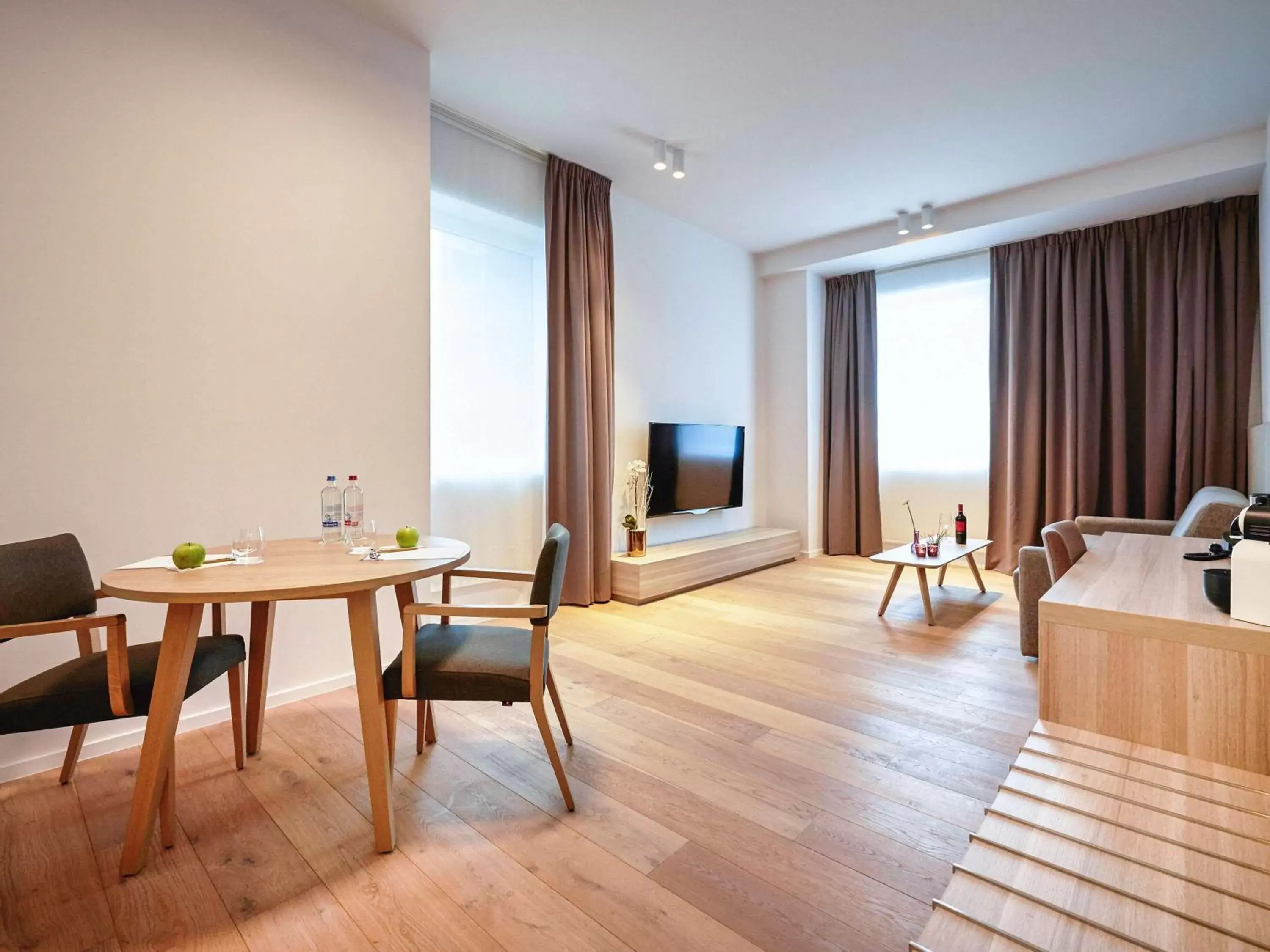 Photo of the whole room, Dining Area in Mercure Roeselare