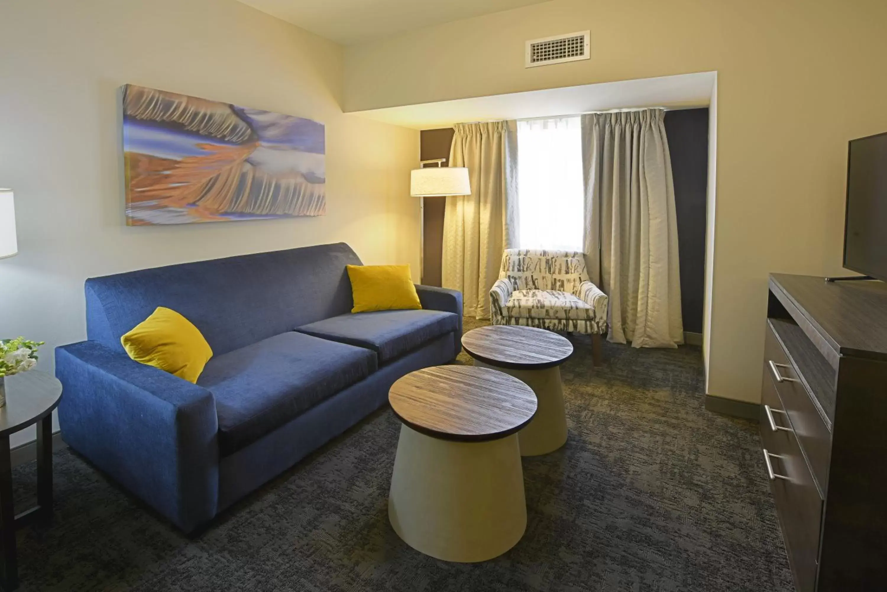 Photo of the whole room, Seating Area in Staybridge Suites - Little Rock - Medical Center, an IHG Hotel