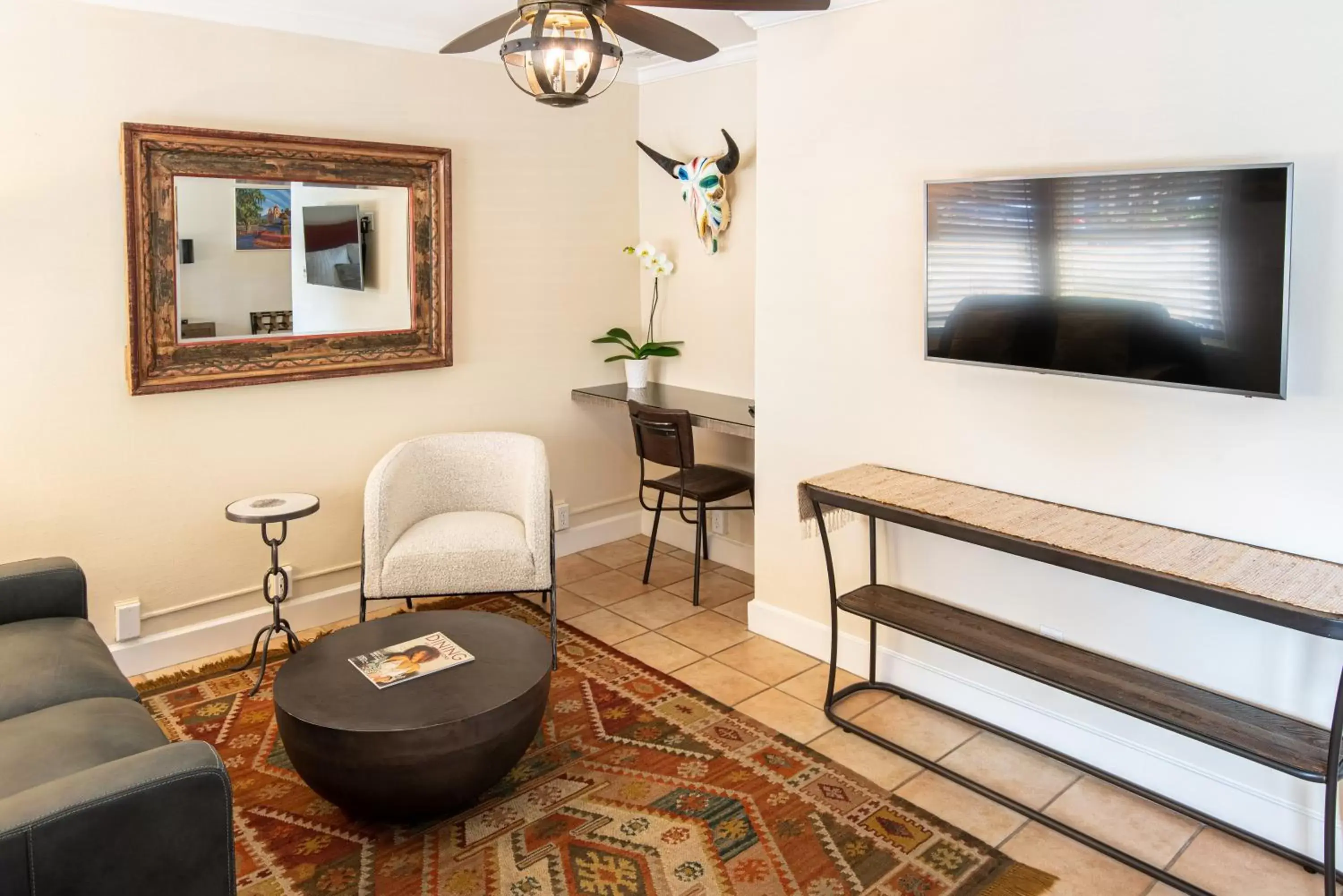 Photo of the whole room, Seating Area in Harbor House Inn