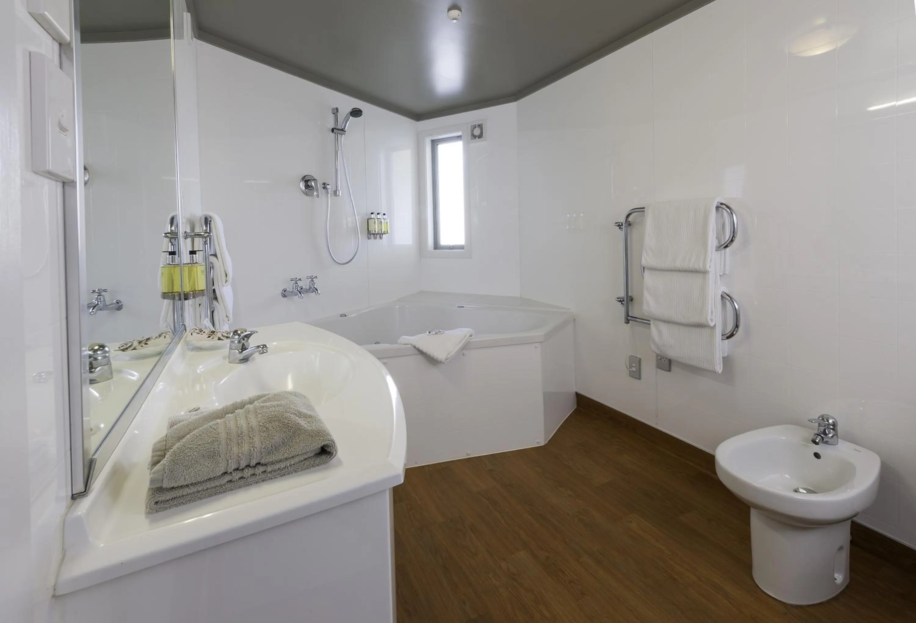 Bathroom in Beachcomber Inn Picton