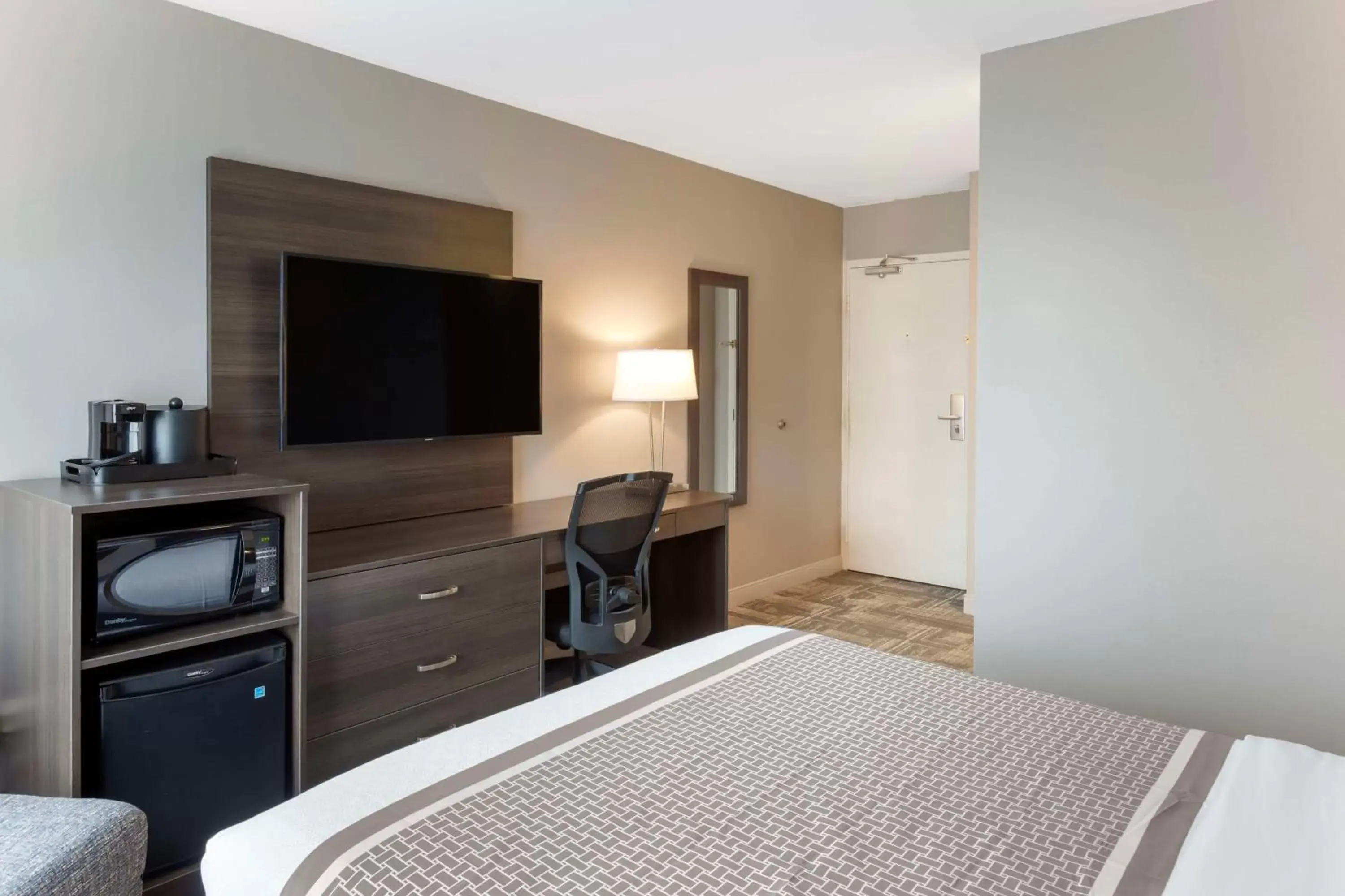 Bedroom, TV/Entertainment Center in Best Western Milton